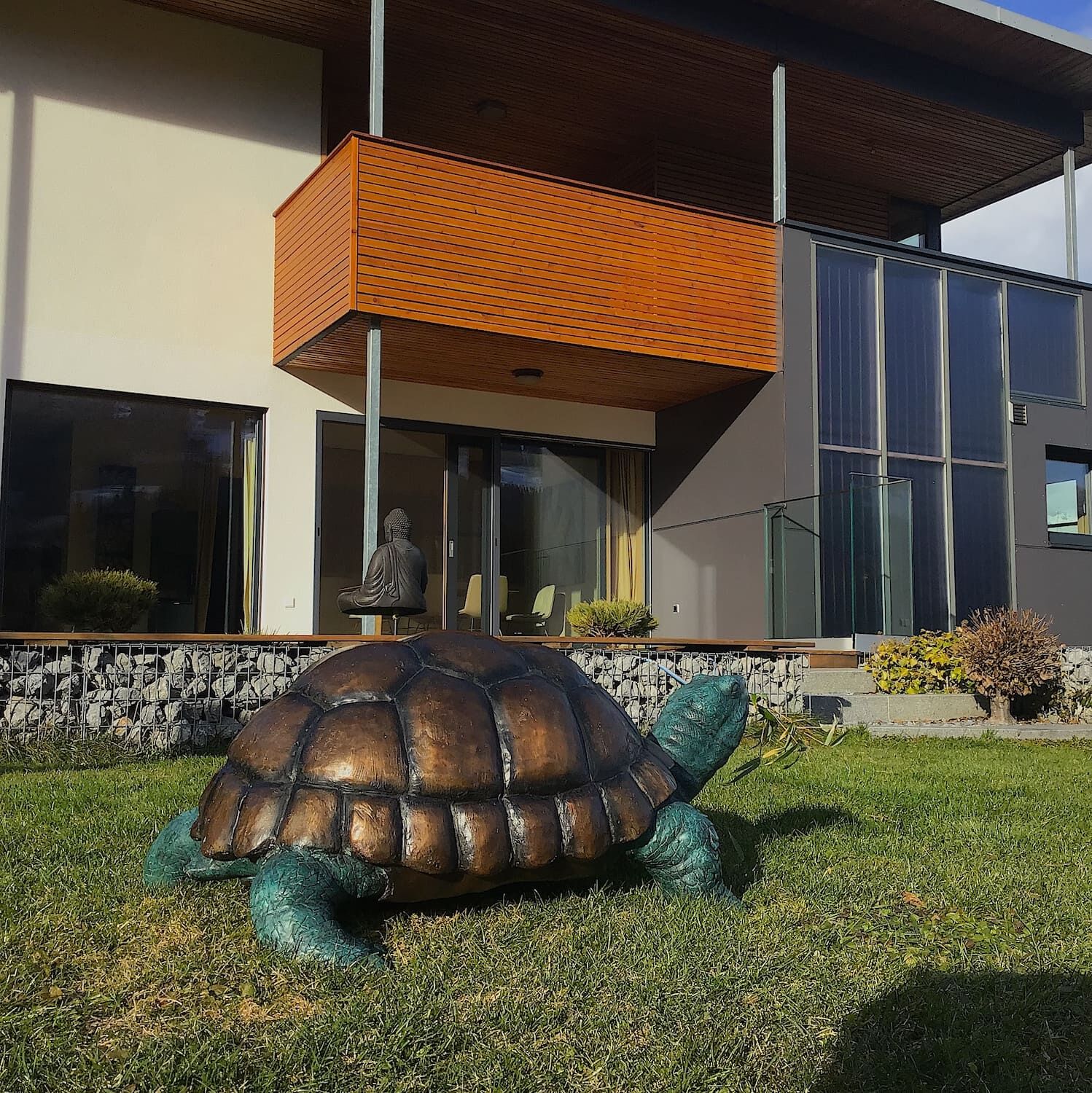 Hall in Tirol/Österreich: Bronzewasserspeier Schildkröte GALAPAGOS