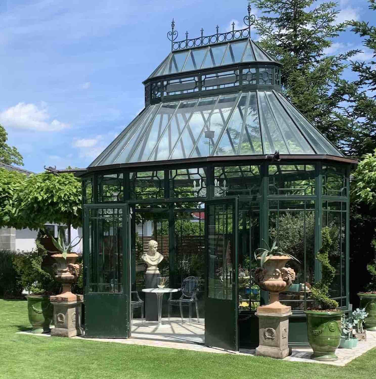 Falkensee b. Berlin: Podeste HERKULES LORBEER 62-40-40 mit antiken Terracotta-Vasen  Falkensee b. Berlin: Podeste HERKULES LORBEER 62-40-40 mit antiken Terracotta-Vasen