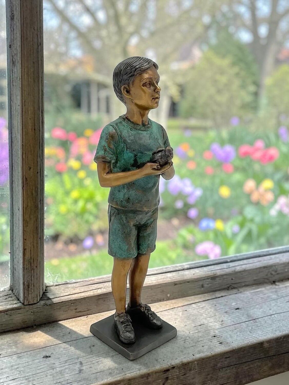 Bronzefigur PETER MIT VOGEL, 21 cm