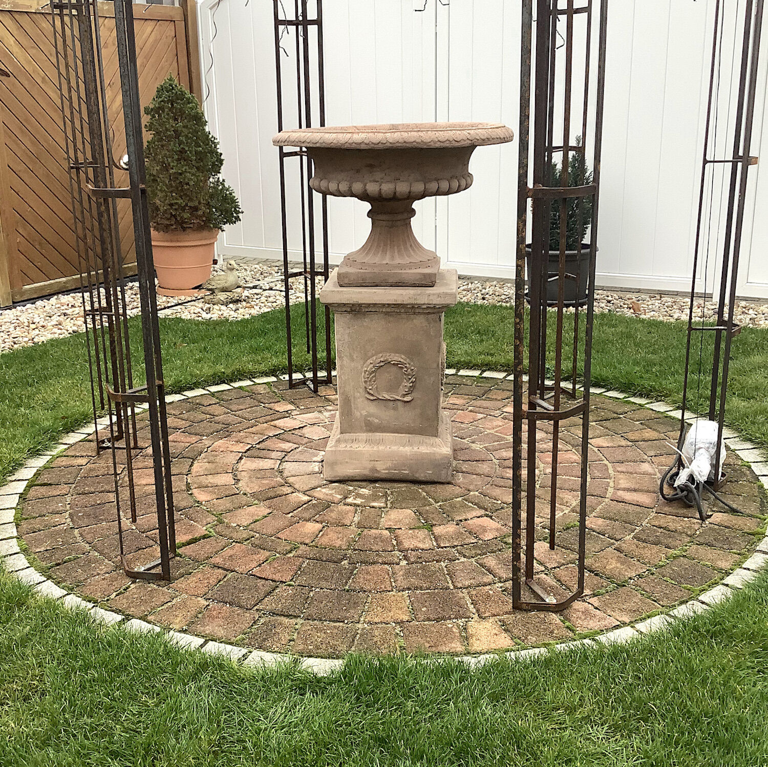 Großbeeren b. Berlin: Steinvase SAN GIOVANNI auf Podest HERKULES LORBEER 62-40-40