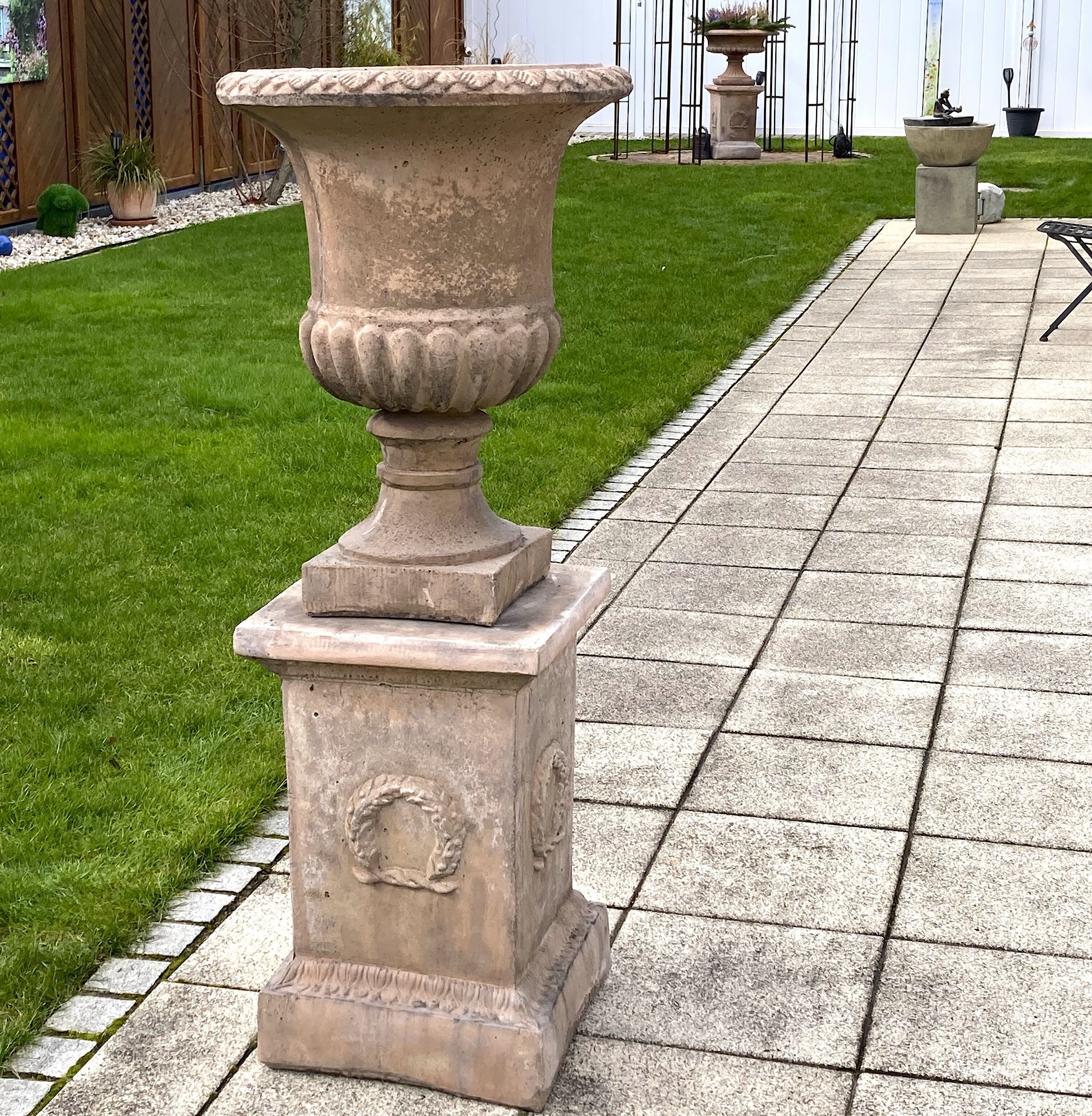 Großbeeren: Steinvase ROMAN, Steinpodest HERKULES LORBEER