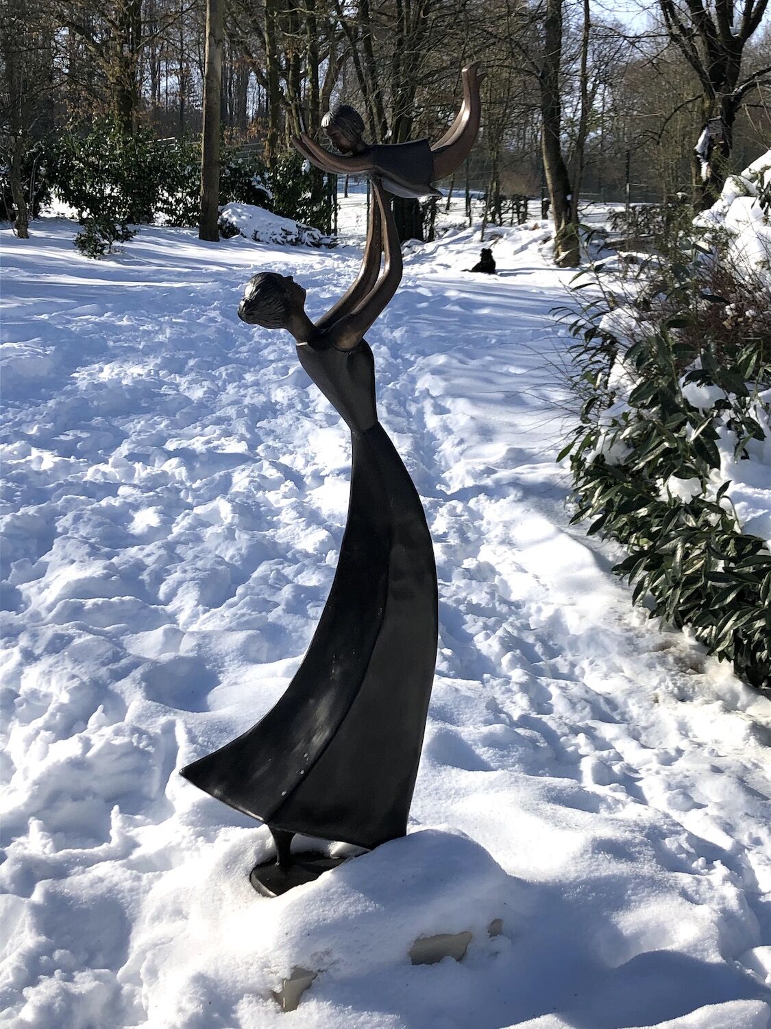 Bielefeld: Bronzefigur MUTTER UND KIND auf Kalksteinpodest VICENZA 30x44x44  Bielefeld: Bronzefigur MUTTER UND KIND auf Kalksteinpodest VICENZA 30x44x44