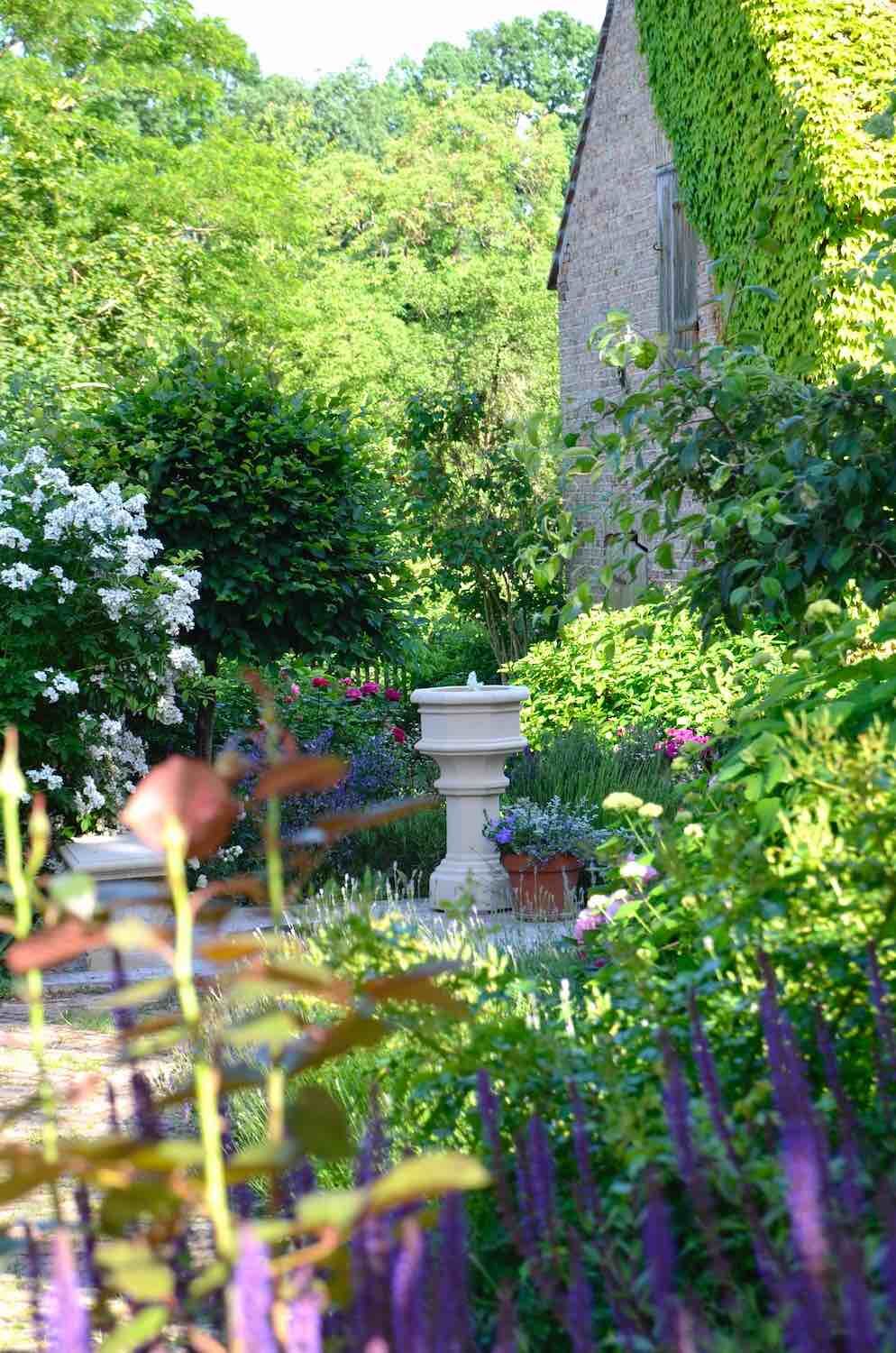 Potsdam: Steinbrunnen ST. DENIS, Sandsteinguss. Mediterrane Atmosphäre Potsdam: Steinbrunnen ST. DENIS, Sandsteinguss. Mediterrane Atmosphäre