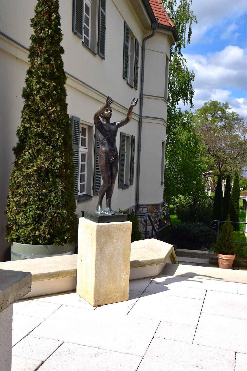 Potsdam, Schwielowsee: Bronzefigur BETENDER KNABE 73 cm auf Steinpodest VICENZA 50x25x25 cm