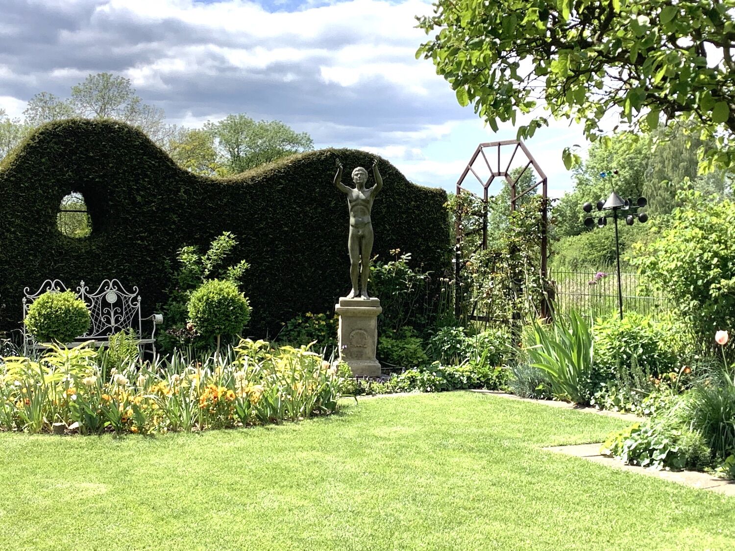 Lemgo: BETENDER KNABE in vielschichtig gestaltetem, kleinen Garten Lemgo: BETENDER KNABE in vielschichtig gestaltetem, kleinen Garten