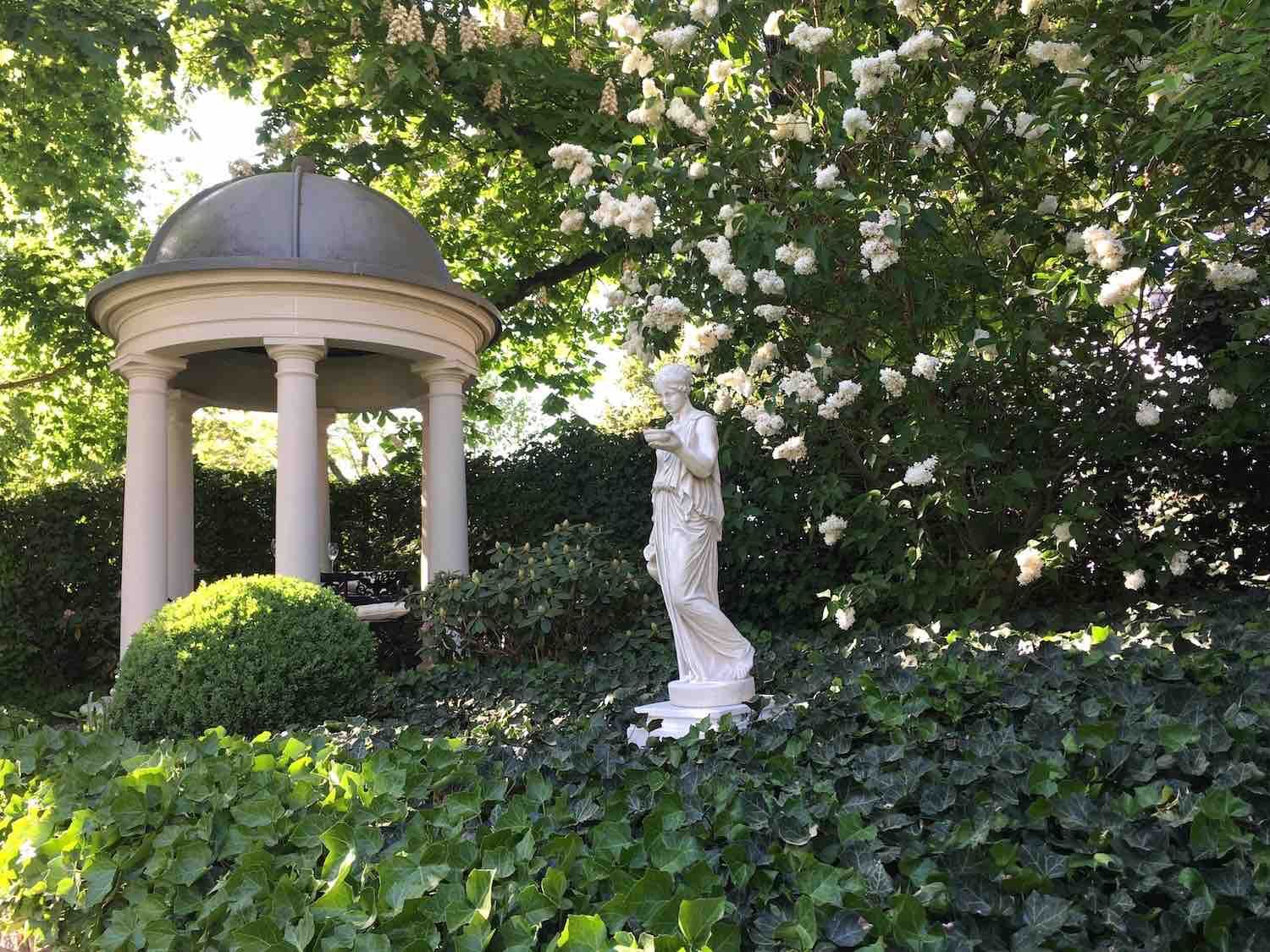 Magdeburg: Göttin HEBE, Carrara-Marmor-Guss neben einem Pavillon in einem großen Garten.  Magdeburg: Göttin HEBE, Carrara-Marmor-Guss neben einem Pavillon in einem großen Garten.