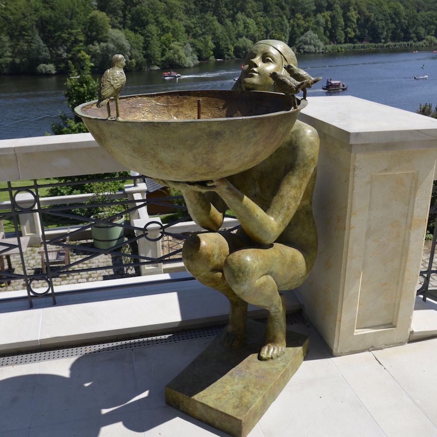 Potsdam: Bronzebrunnen ALESSIA, auf Terrasse mit Seeblick