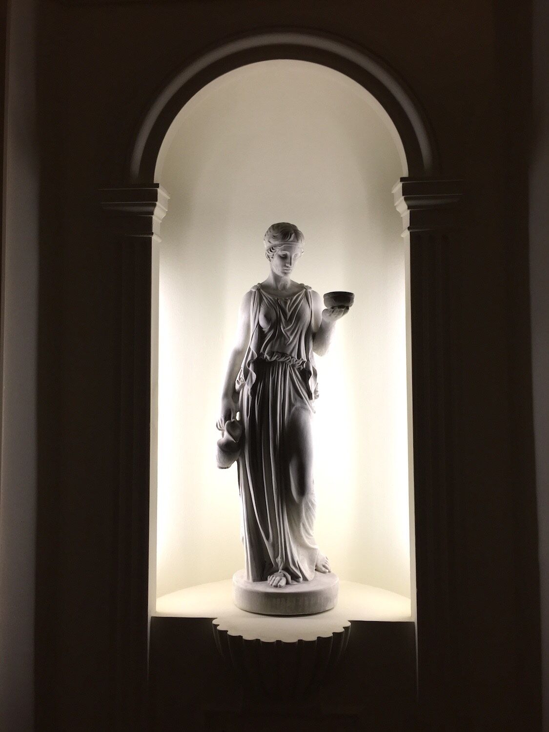 Barcelona: Göttin HEBE aus Marmorguss in einer beleuchteten Nische einer Wohnung. Barcelona: Göttin HEBE aus Marmorguss in einer beleuchteten Nische einer Wohnung.