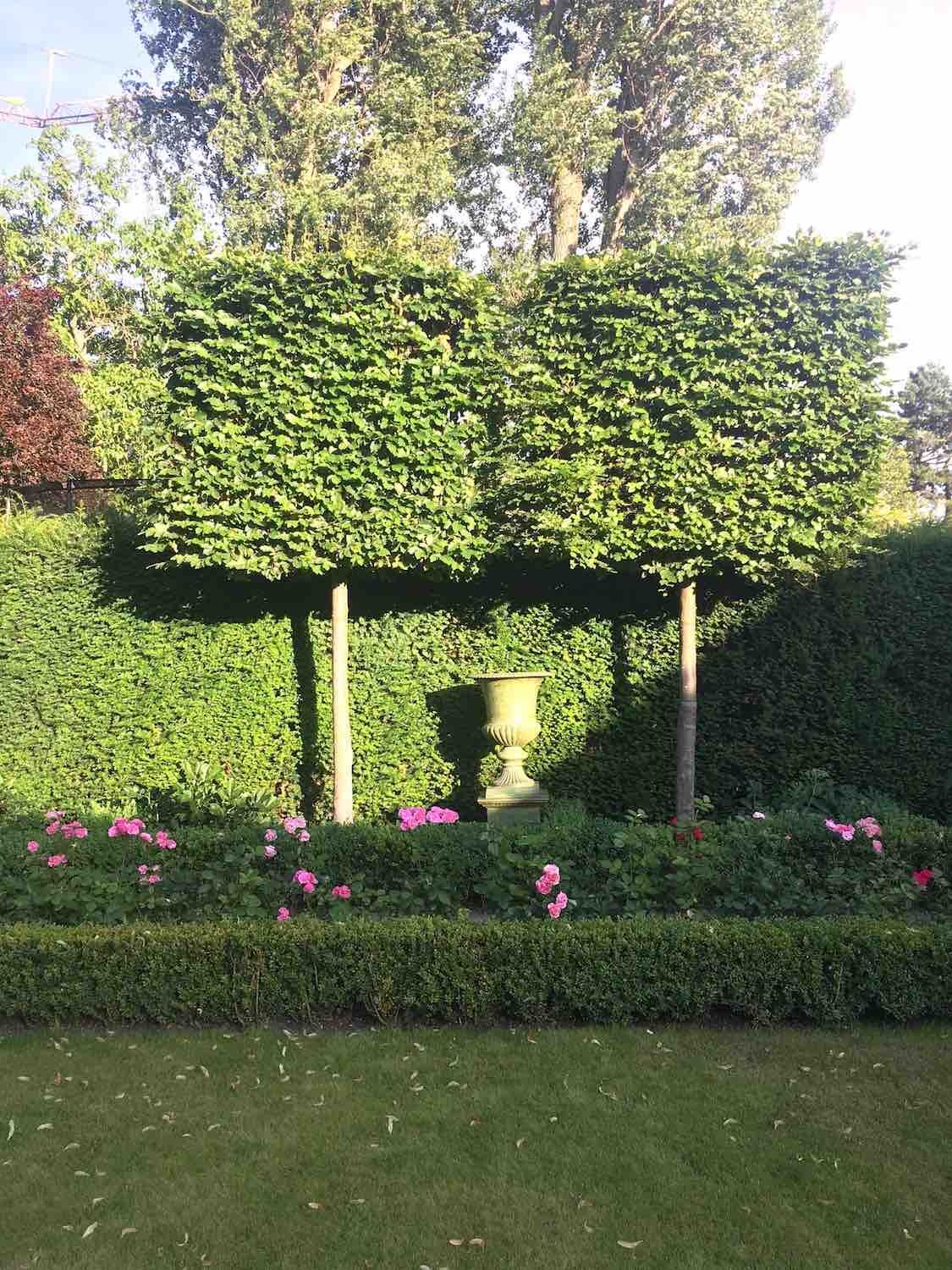 Berlin-Dahlem: Vase TIVOLI, patiniertes Gusseisen. Perfekter Platz zwischen zwei Buchen. Berlin-Dahlem: Vase TIVOLI, patiniertes Gusseisen. Perfekter Platz zwischen zwei Buchen.