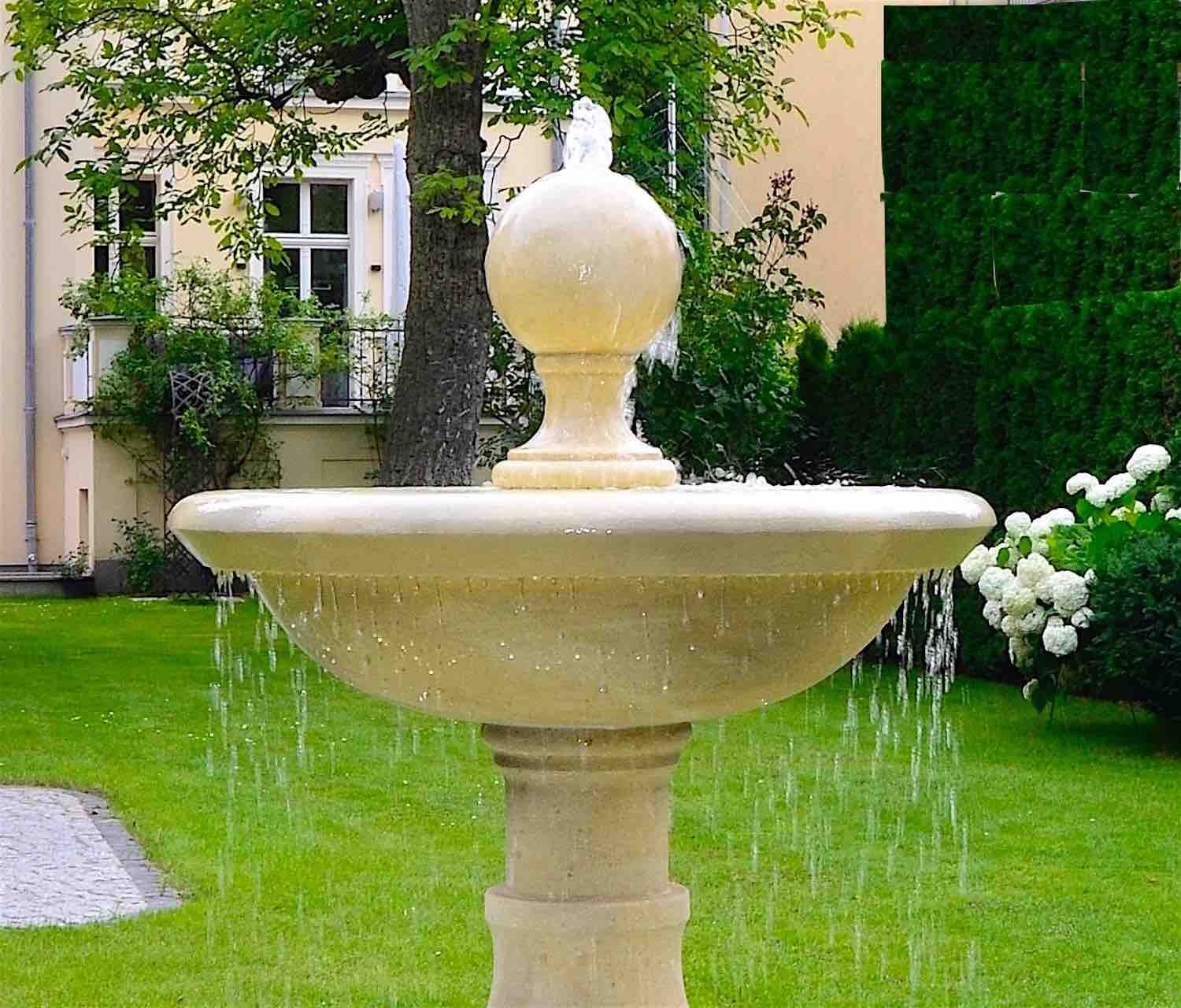 Potsdam: Überlaufbecken vom Brunnen PADUA, Kalkstein aus Vicenza, maßgeschneiderte Steinmetzarbeit  Potsdam: Überlaufbecken vom Brunnen PADUA, Kalkstein aus Vicenza, maßgeschneiderte Steinmetzarbeit