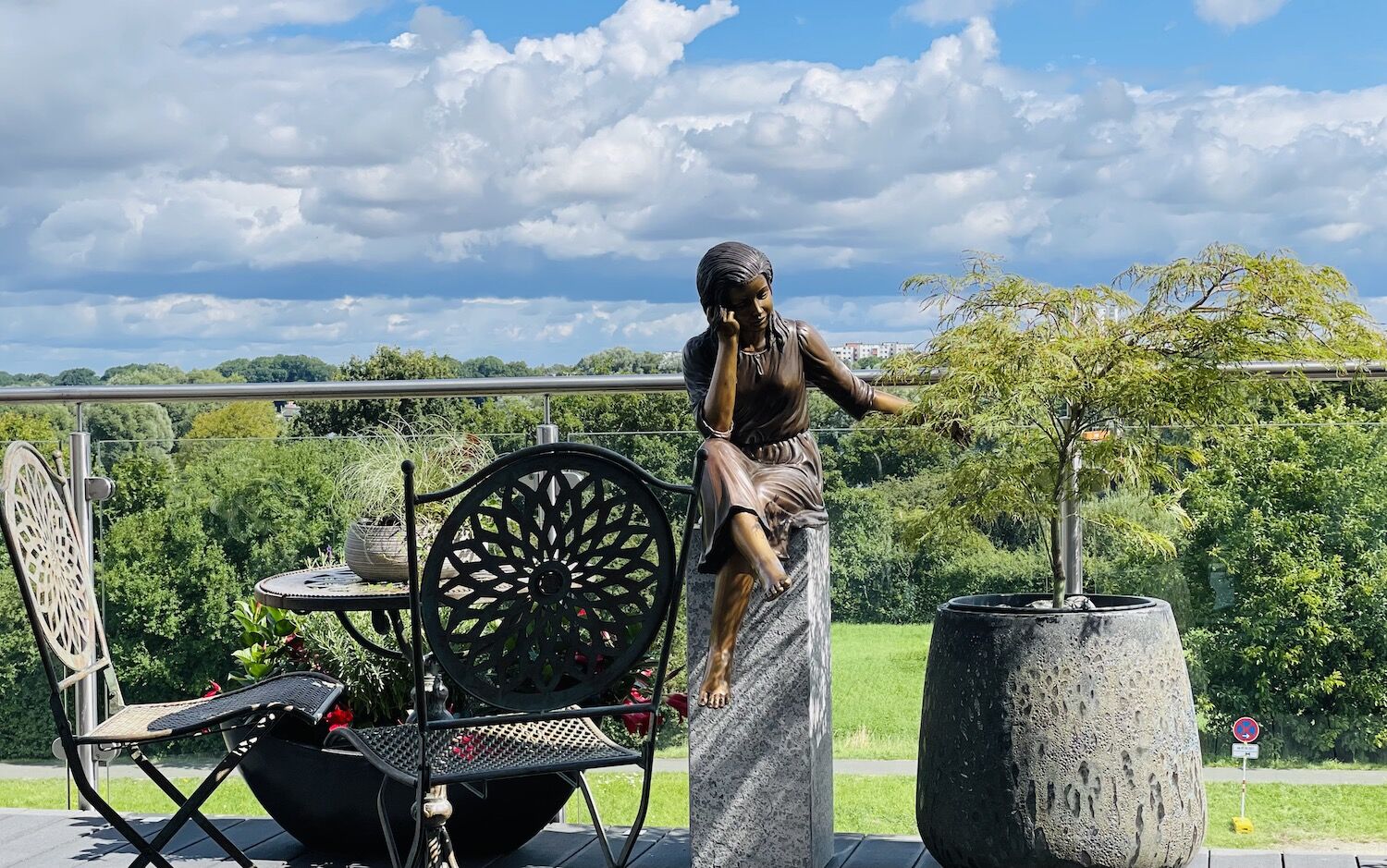 Salzgitter: Bronzefigur MARTINE auf Schieferpodest ARDESIA 75-25-25