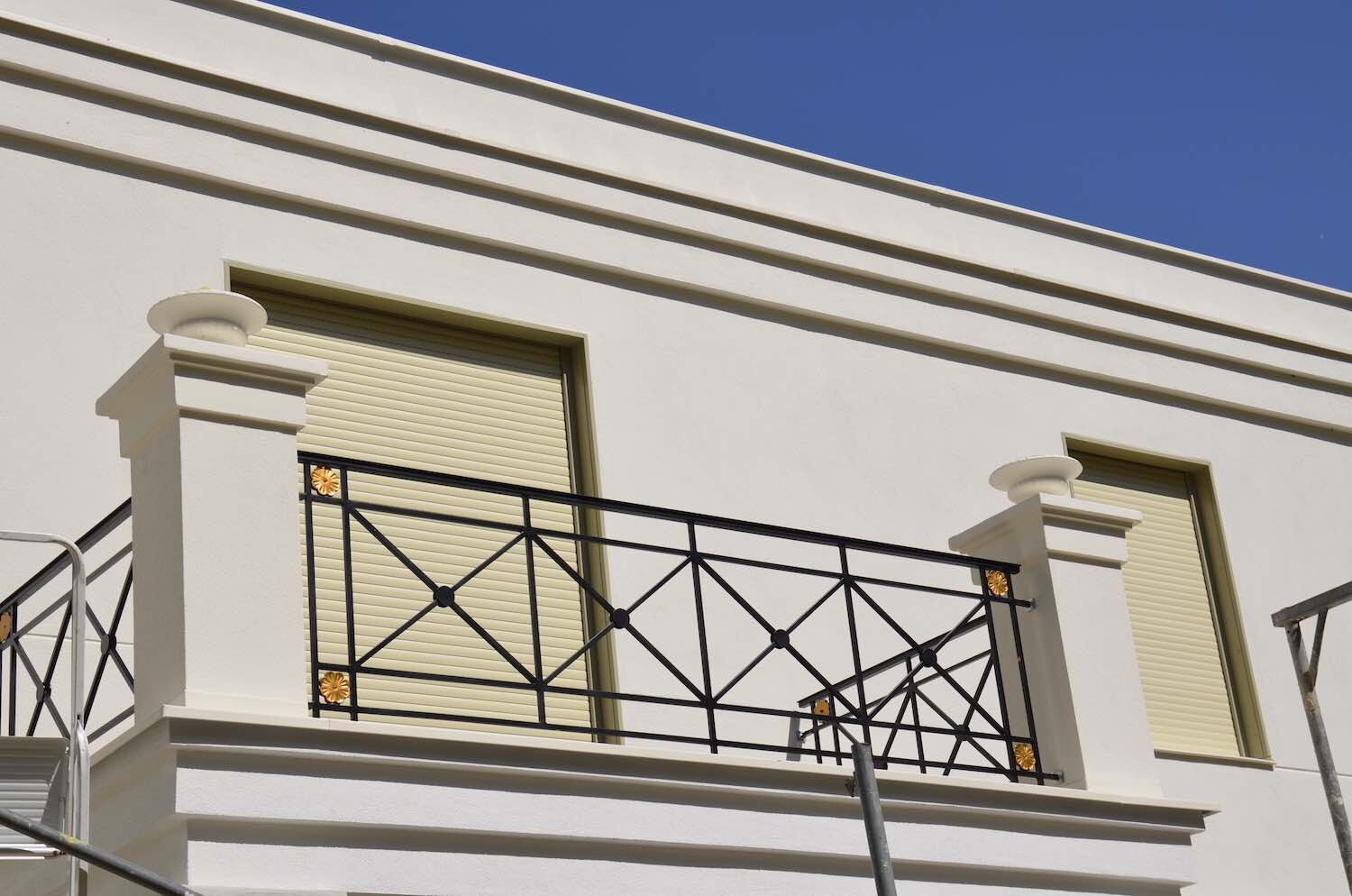 Geltow/Potsdam: Steinvasen PRIMA NOVA, vom Kunden weiß gestrichen und als Finials auf Balkonpfeiler eingesetzt. Geltow/Potsdam: Steinvasen PRIMA NOVA, vom Kunden weiß gestrichen und als Finials auf Balkonpfeiler eingesetzt.