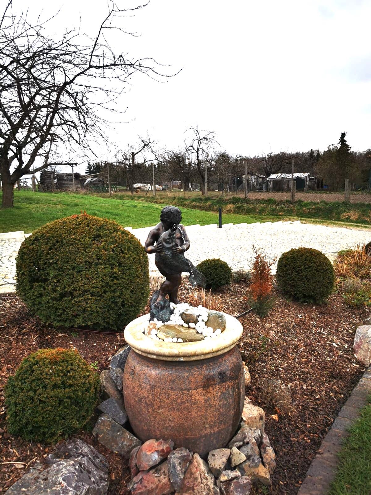 bei Leipzig: Bronzewasserspeier NARIUS - Knabe mit Fisch _ nicht mehr im Sortiment bei Leipzig: Bronzewasserspeier NARIUS - Knabe mit Fisch _ nicht mehr im Sortiment