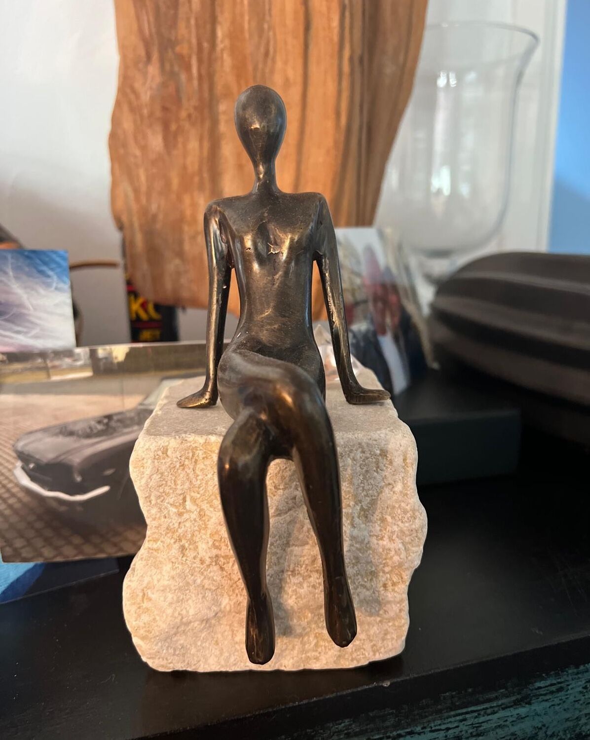 Nürnberg, Bronzefigur ELISA auf Travertine-Podest