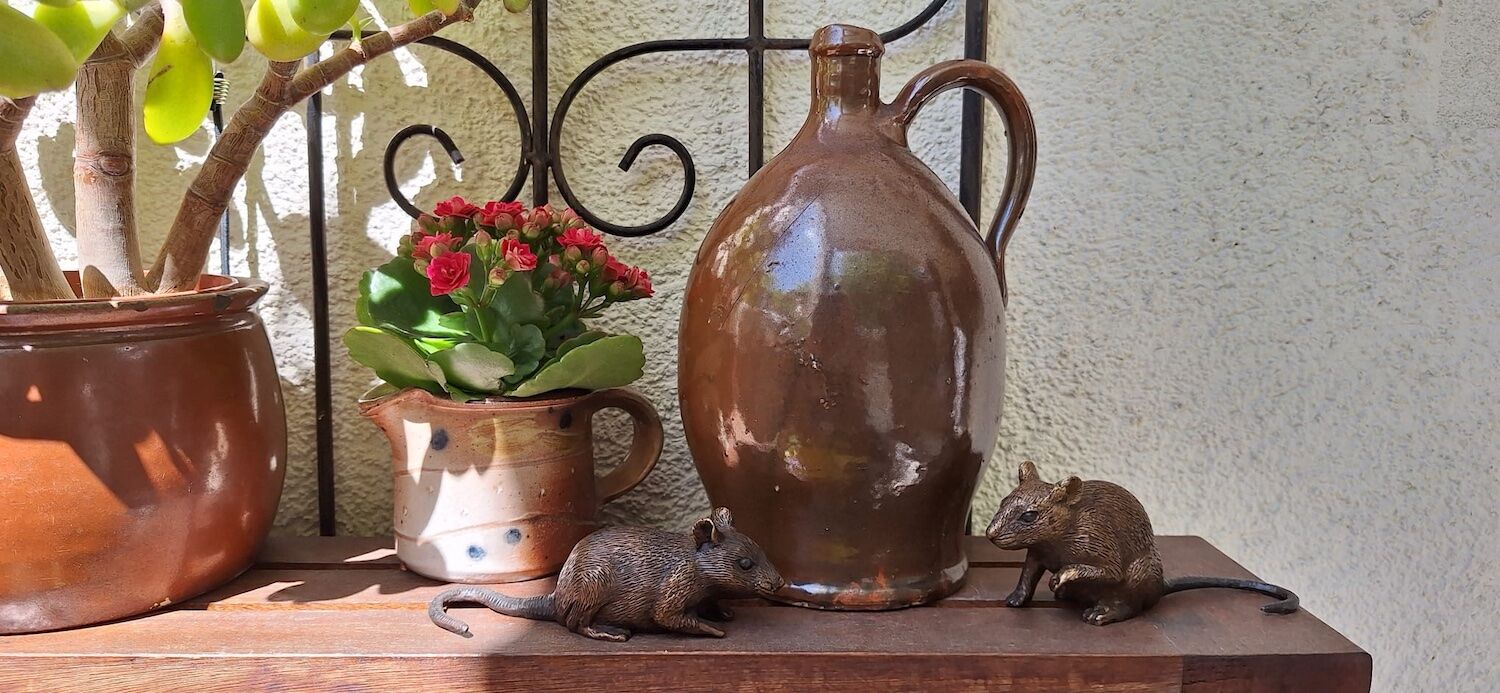Bronzefigur MAUS VERA liegend