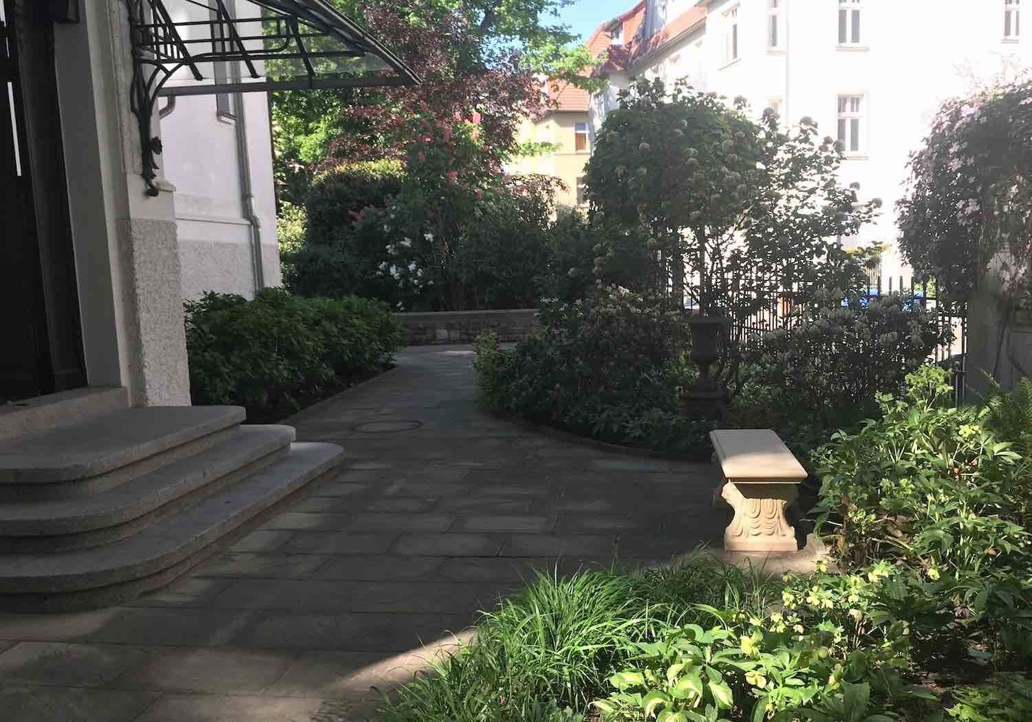 Magdeburg: Steinbank ITALAN LION aus englischem Sandsteinguss. Zentral im Blick bei Austritt aus der Jugendstil-Villa. Magdeburg: Steinbank ITALAN LION aus englischem Sandsteinguss. Zentral im Blick bei Austritt aus der Jugendstil-Villa.