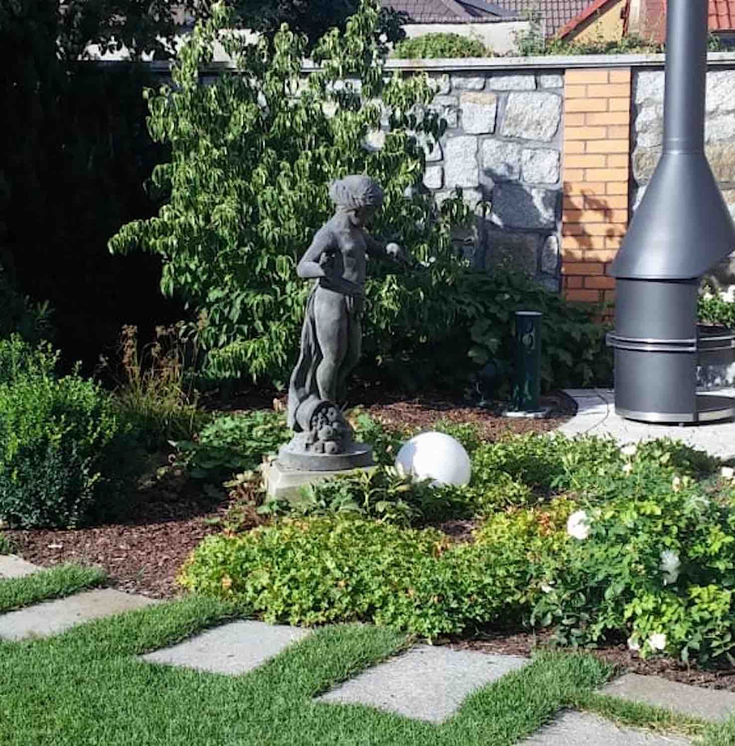 Wittstock/Prignitz: Gusseisenstatue FLORA auf Podest VICENZA 33x33x30cm, naturpatinierter Vicenza-Kalkstein Wittstock/Prignitz: Gusseisenstatue FLORA auf Podest VICENZA 33x33x30cm, naturpatinierter Vicenza-Kalkstein