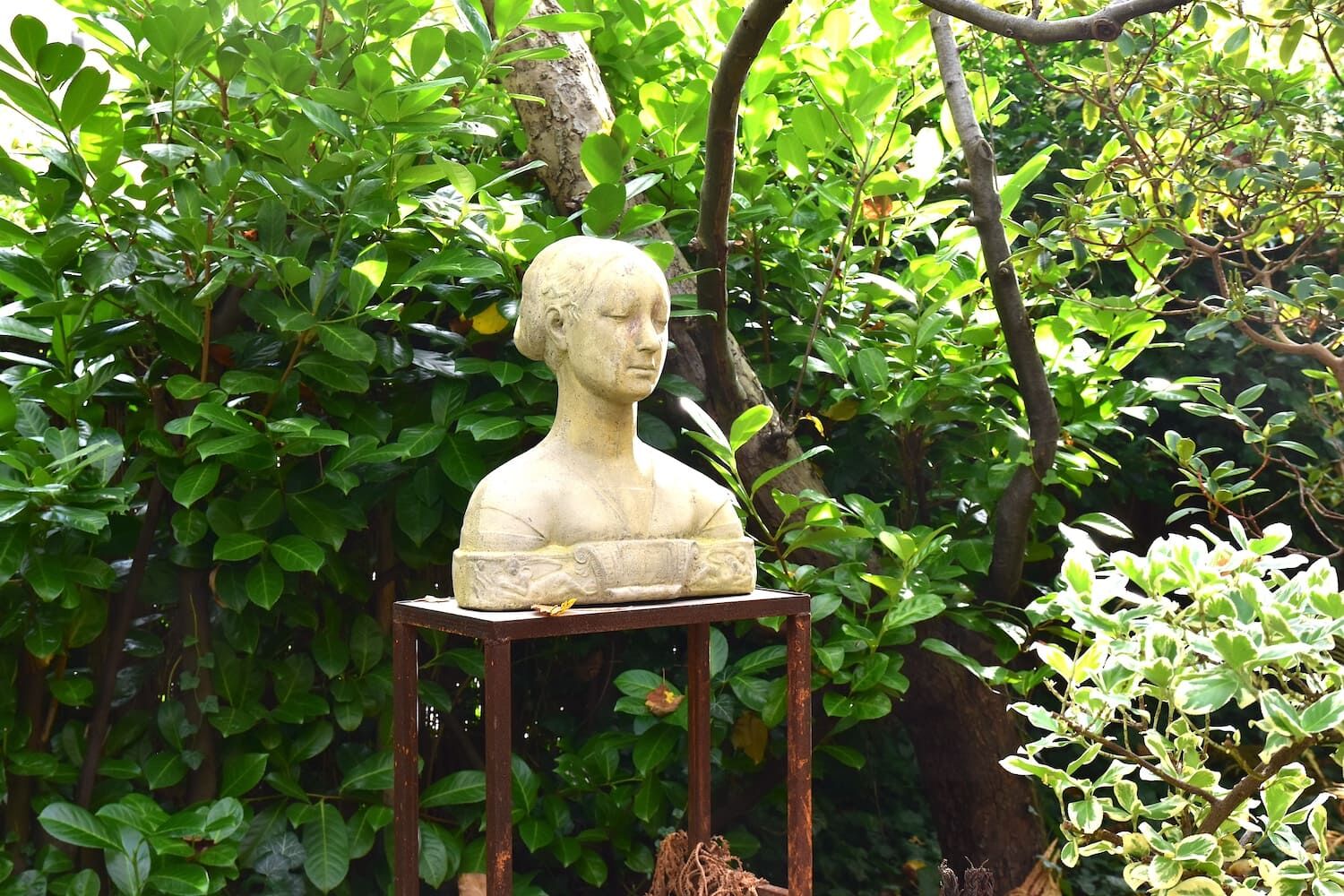 Potsdam, Winzerhof Ferienwohnungen: Steinfigur MARIA SFORZA