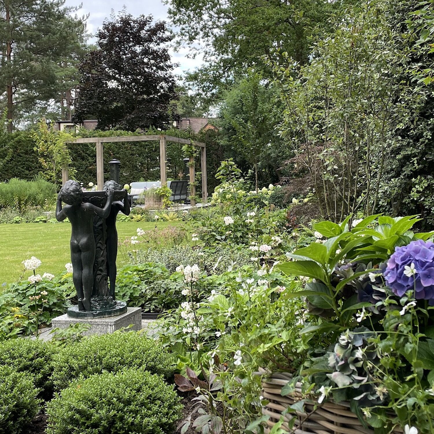 Grafschaft Surrey, UK: Bronzebrunnen ZEHENSPITZEN
