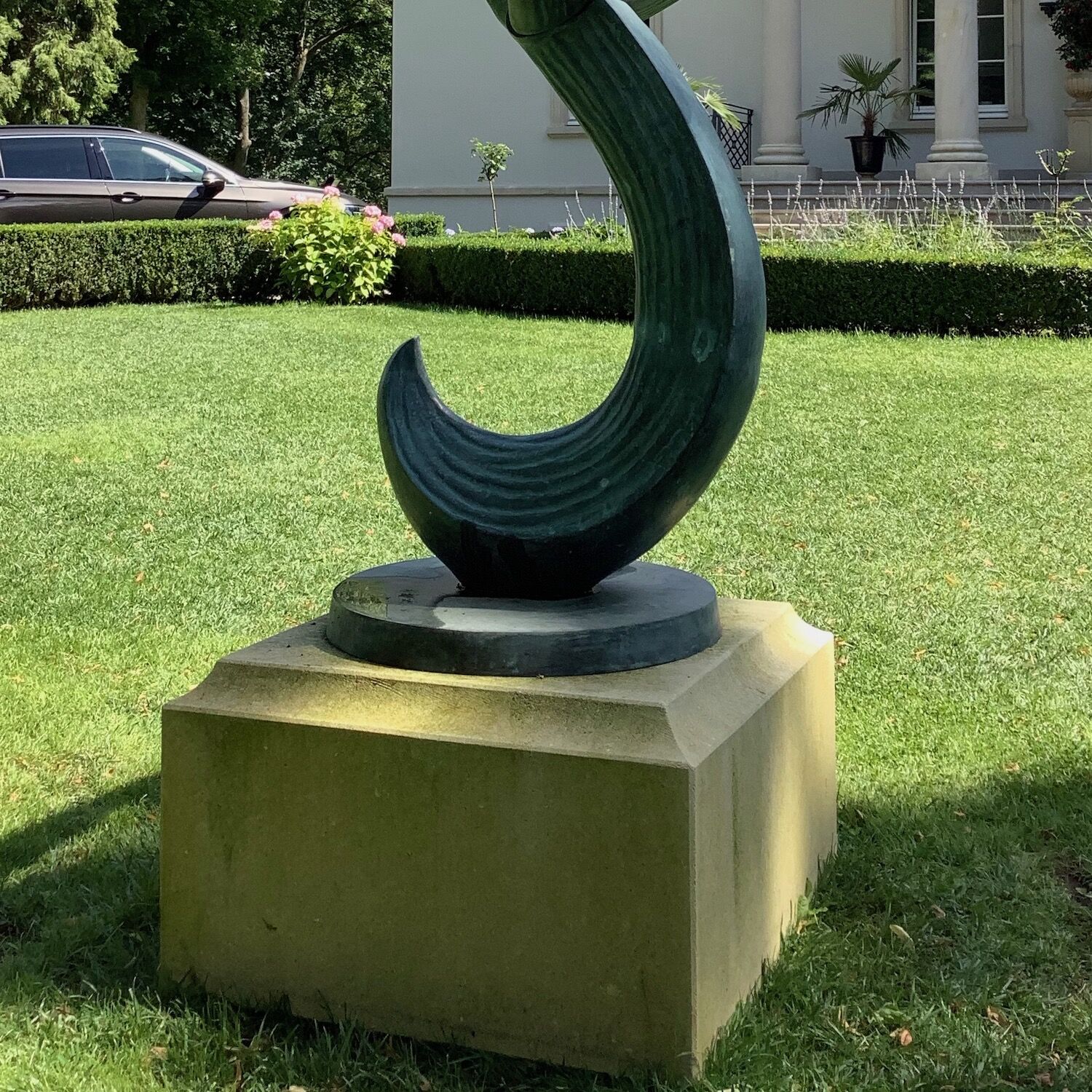 in Potsdam, auf individuellem Podest aus Kalkstein Sonnenuhr GAUß 190