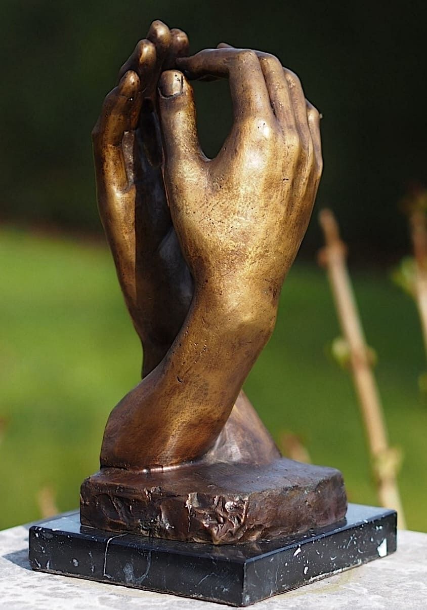 Bronzefigur nach "Die Kathedrale" von A. Rodin