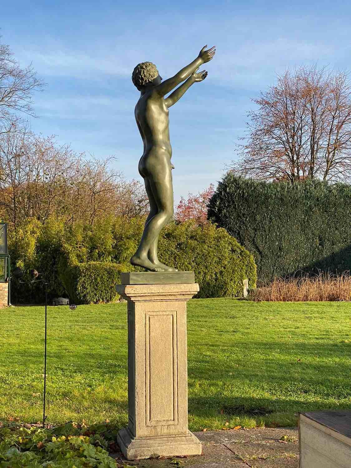 Bielefeld: BETENDER KNABE bei Tag auf Steinpodest HERKULES 90-40.40 Bielefeld: BETENDER KNABE bei Tag auf Steinpodest HERKULES 90-40.40