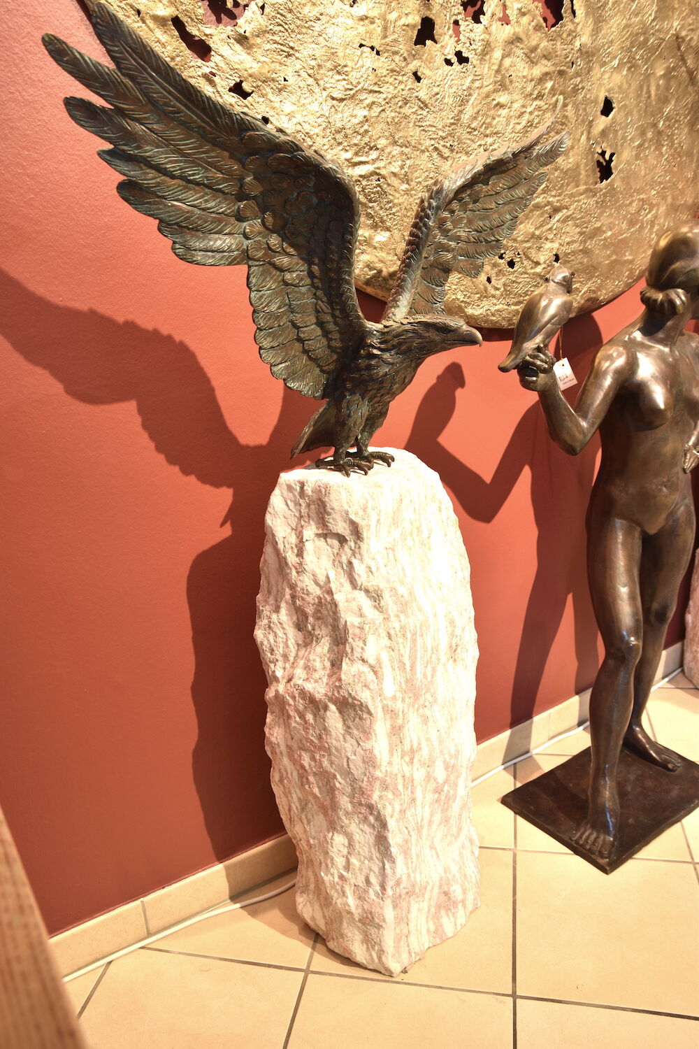 Bronzefigur Vogel SEEADLER mit Marmorsäule