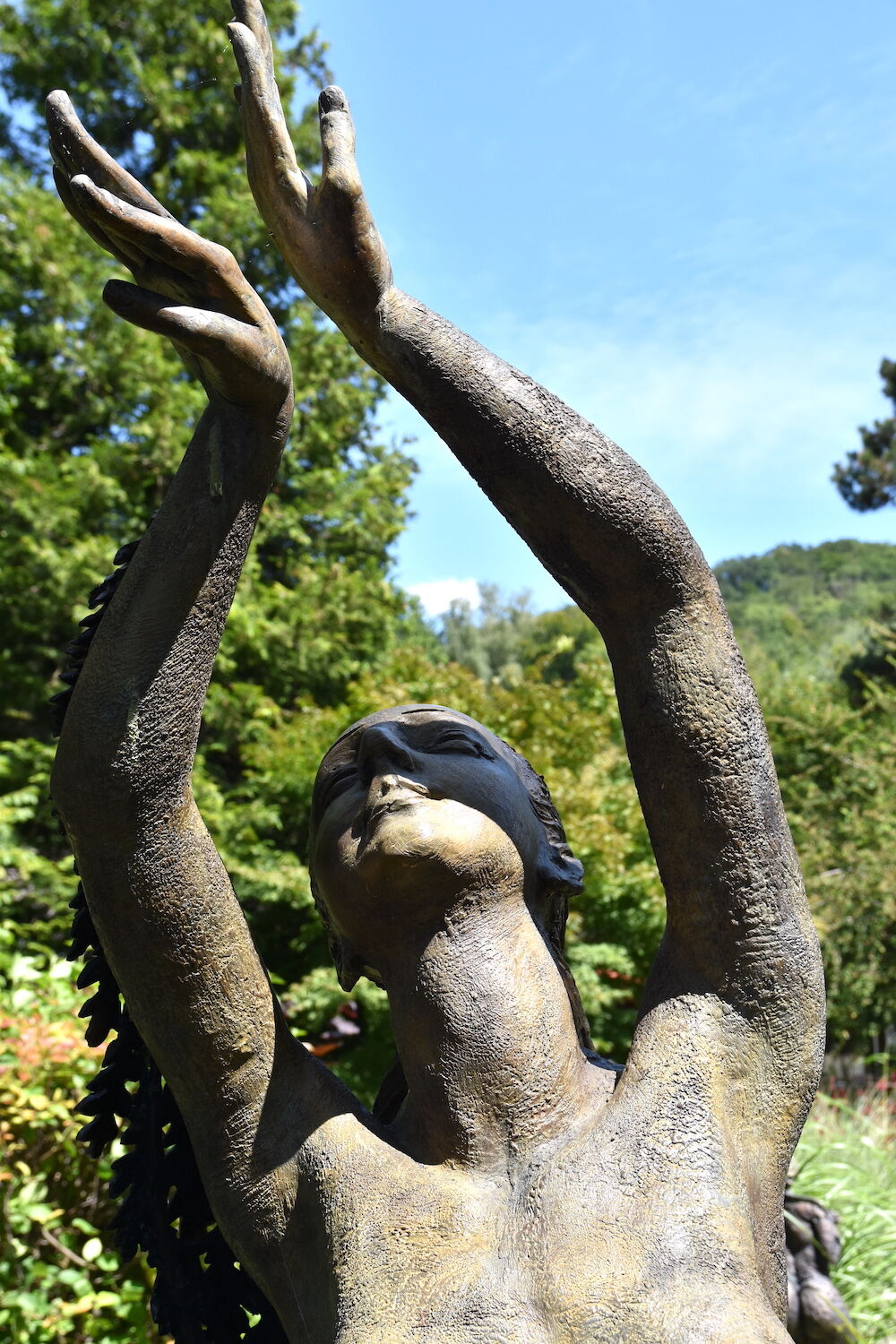Bronzefigur MOTHER EARTH DANCING (von Beth Newman-Maguires)