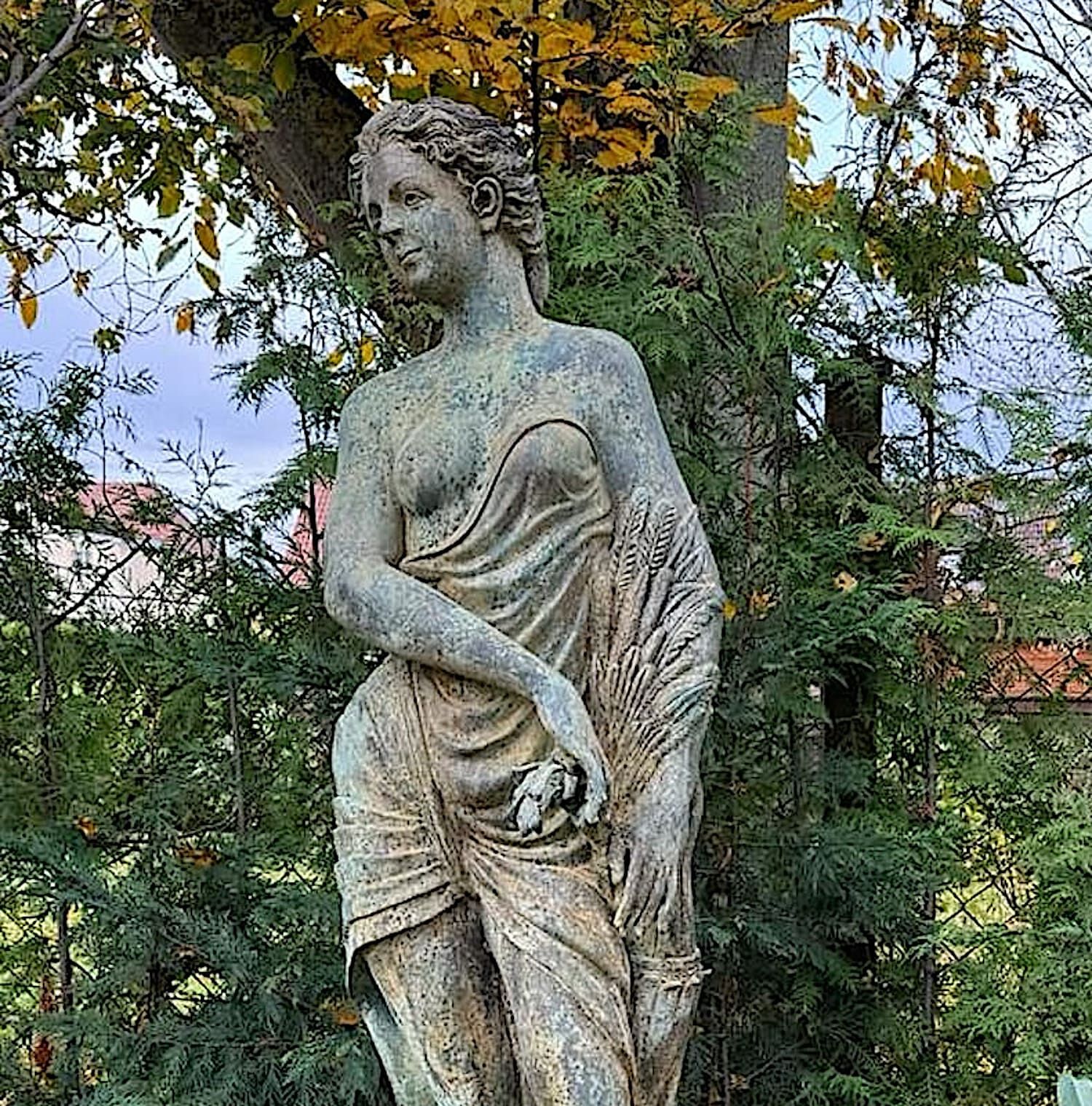 Grimmen: Bronzefigur 4 JZ Sommer auf Steinpodest VICENZA 30x44x44 cm