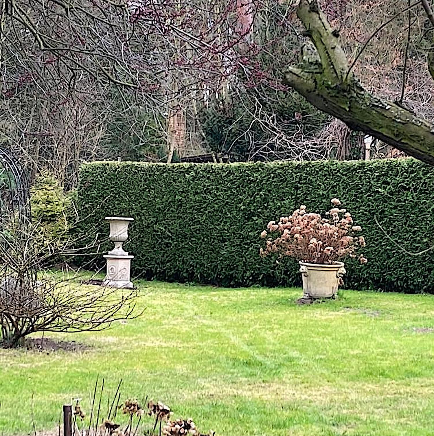 Wilhelmshorst: Steinvase ROMAN auf Steinpodest HERKULES LORBEER; Steingefäß LEONI RUGGENTI