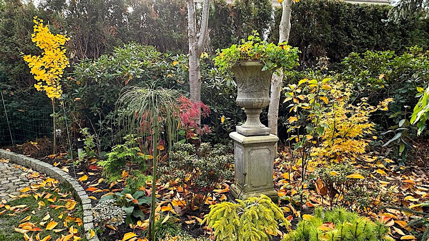 Grimmen: Steinvase auf Steinpodest