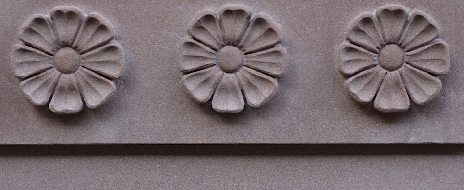 Potsdam: Kleiner Wandbrunnen aus rotem schlesischem Sandstein. Architekturelemente und Ornamente (Rosetten) vom Haus teils aufgenommen. Maßgeschneiderte Steinmetzarbeit. Potsdam: Kleiner Wandbrunnen aus rotem schlesischem Sandstein. Architekturelemente und Ornamente (Rosetten) vom Haus teils aufgenommen. Maßgeschneiderte Steinmetzarbeit.