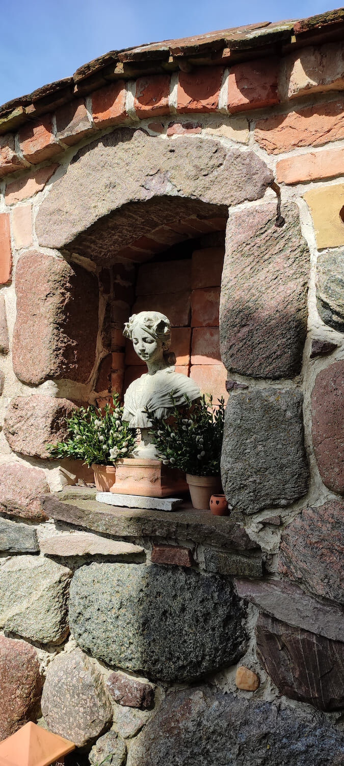 Gartz/Oder: Steinbüste MATHILDE