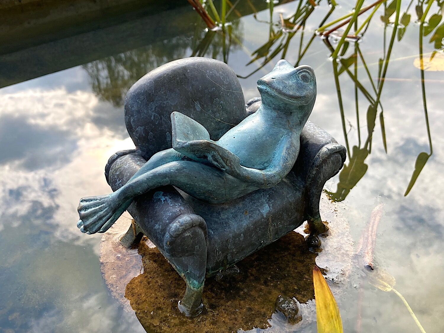 Bronzefigur Frosch ARTUR im Sessel