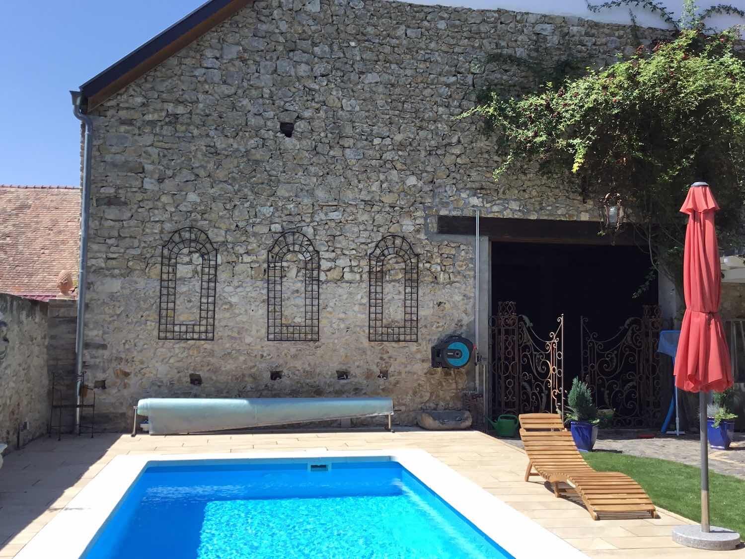 bei Alzey: Rankgitter als architektonische Elemente zur  Strukturierung einer Brandmauer. bei Alzey: Rankgitter als architektonische Elemente zur  Strukturierung einer Brandmauer.