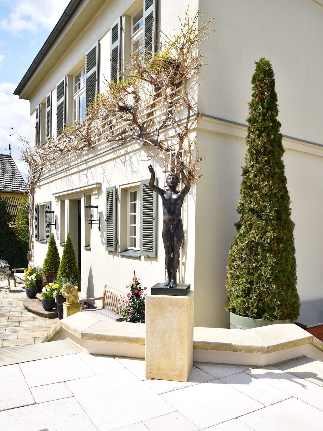 Potsdam, Schwielowsee: Bronzefigur BETENDER KNABE 73 cm auf Steinpodest VICENZA 50x25x25 cm