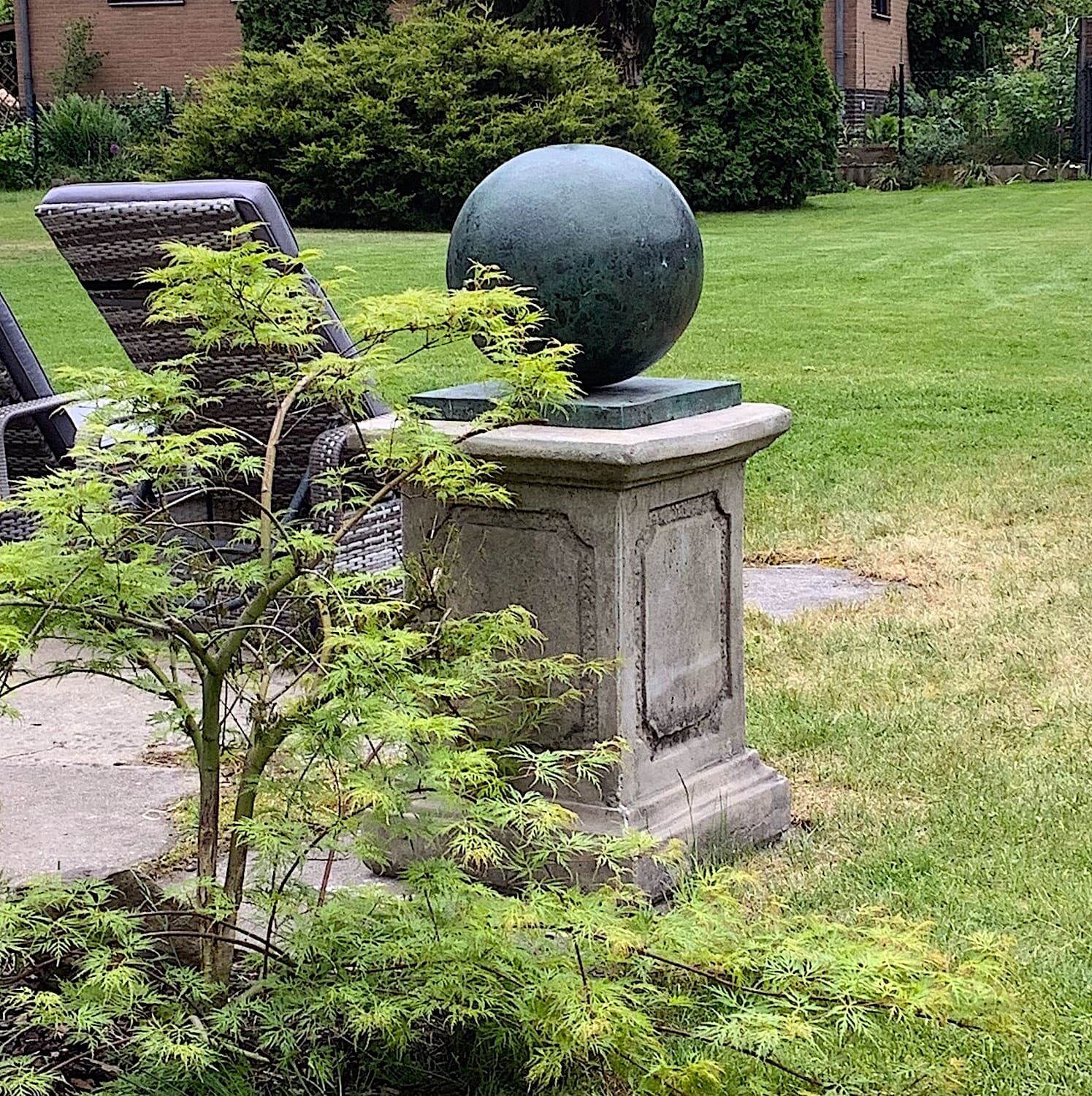 Bronzeobjekt KUGEL auf Steinpodest,  Kundenfoto Berlin