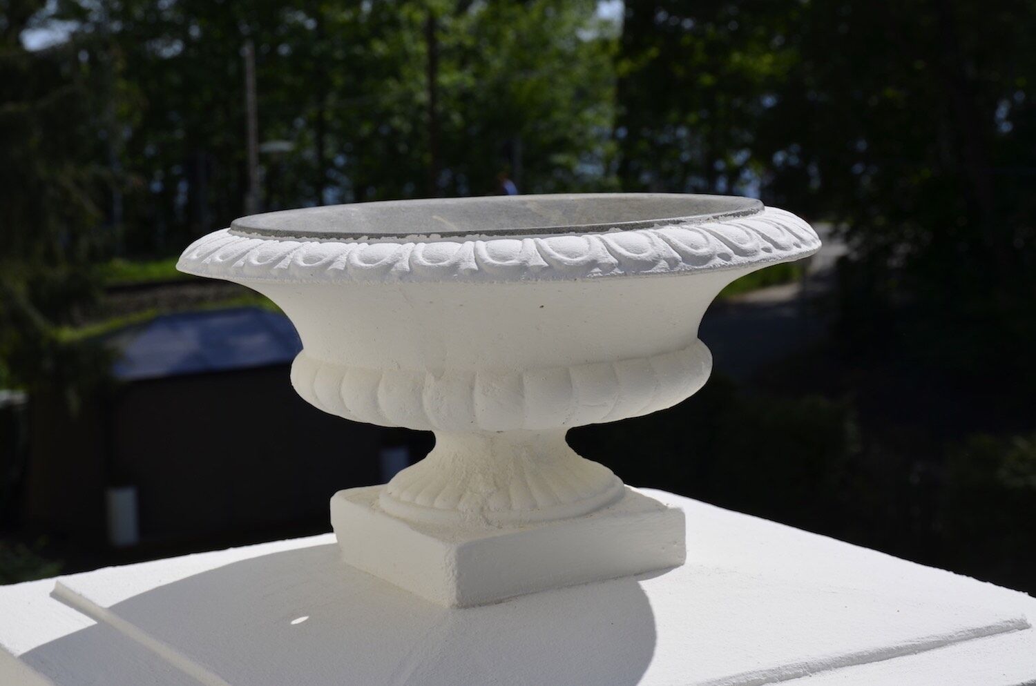 Geltow/Potsdam: Steinvasen PRIMA NOVA, vom Kunden weiß gestrichen und als Finials auf Balkonpfeiler eingesetzt. Geltow/Potsdam: Steinvasen PRIMA NOVA, vom Kunden weiß gestrichen und als Finials auf Balkonpfeiler eingesetzt.