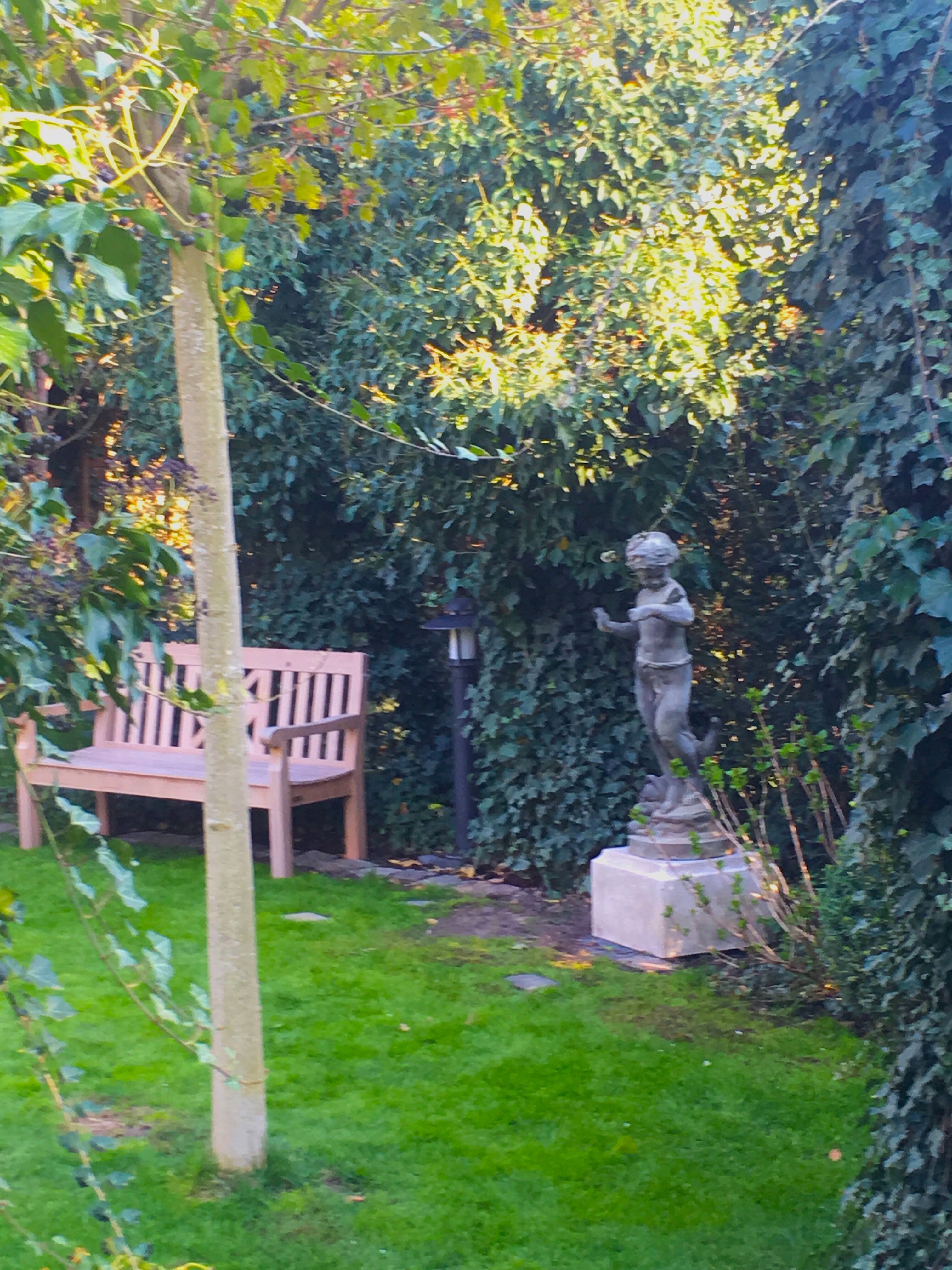 Berlin-Gatow: die Gusseisenfigur FLORA als Blickfang auf dem Podest VICENZA (massiver Kalkstein) Berlin-Gatow: die Gusseisenfigur FLORA als Blickfang auf dem Podest VICENZA (massiver Kalkstein)