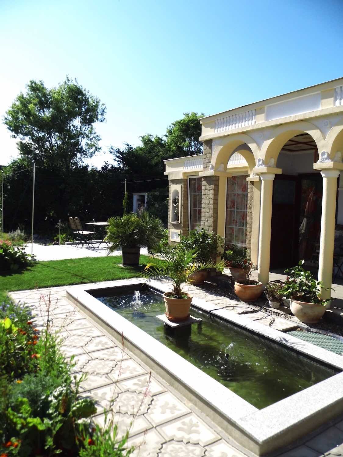 Ribnitz-Damgarten: Putten als Nischenfiguren in mediterran angelegtem Garten. Ribnitz-Damgarten: Putten als Nischenfiguren in mediterran angelegtem Garten.