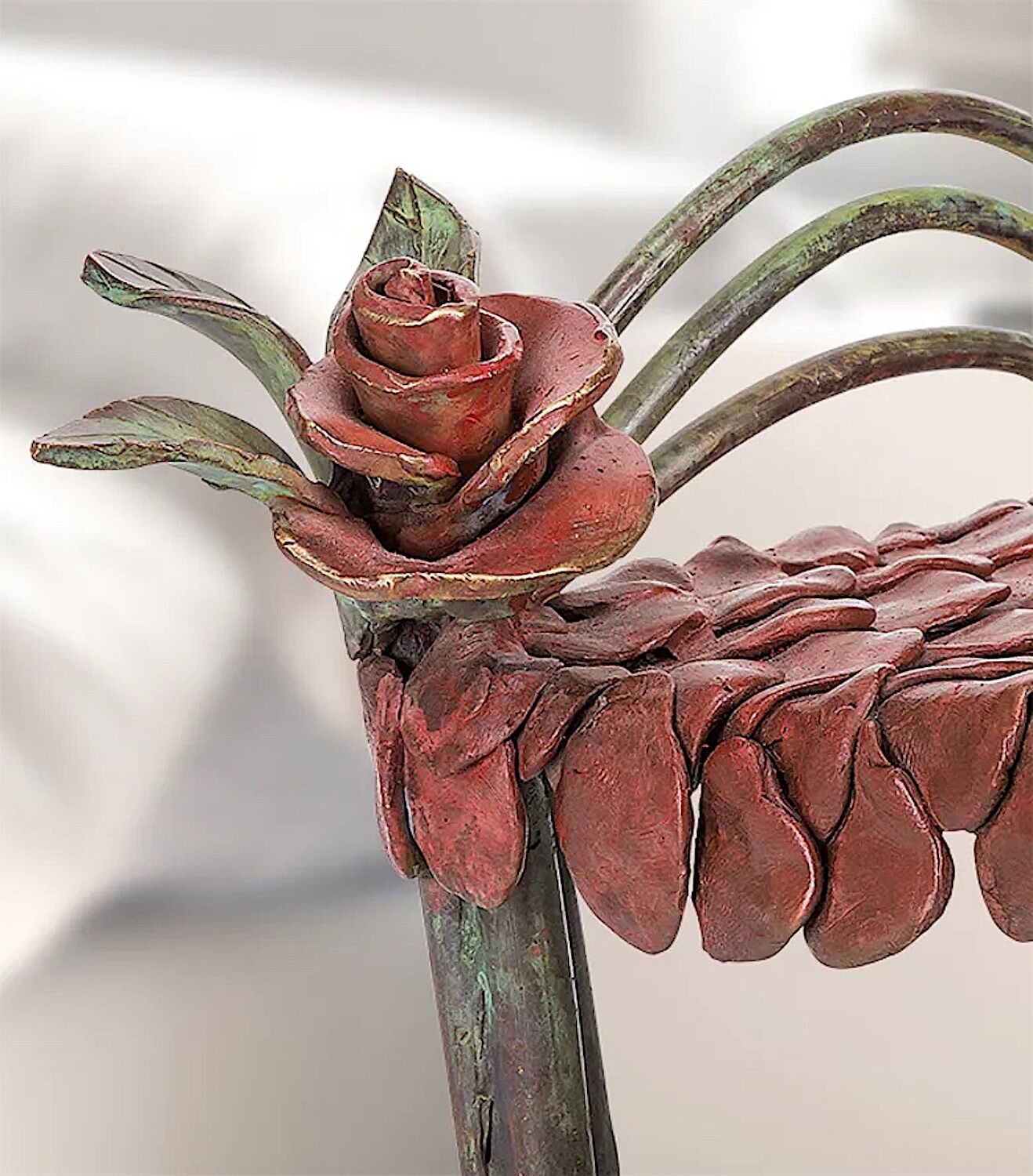Bronzefigur BED OF ROSES (von Beth Newman-Maguires)