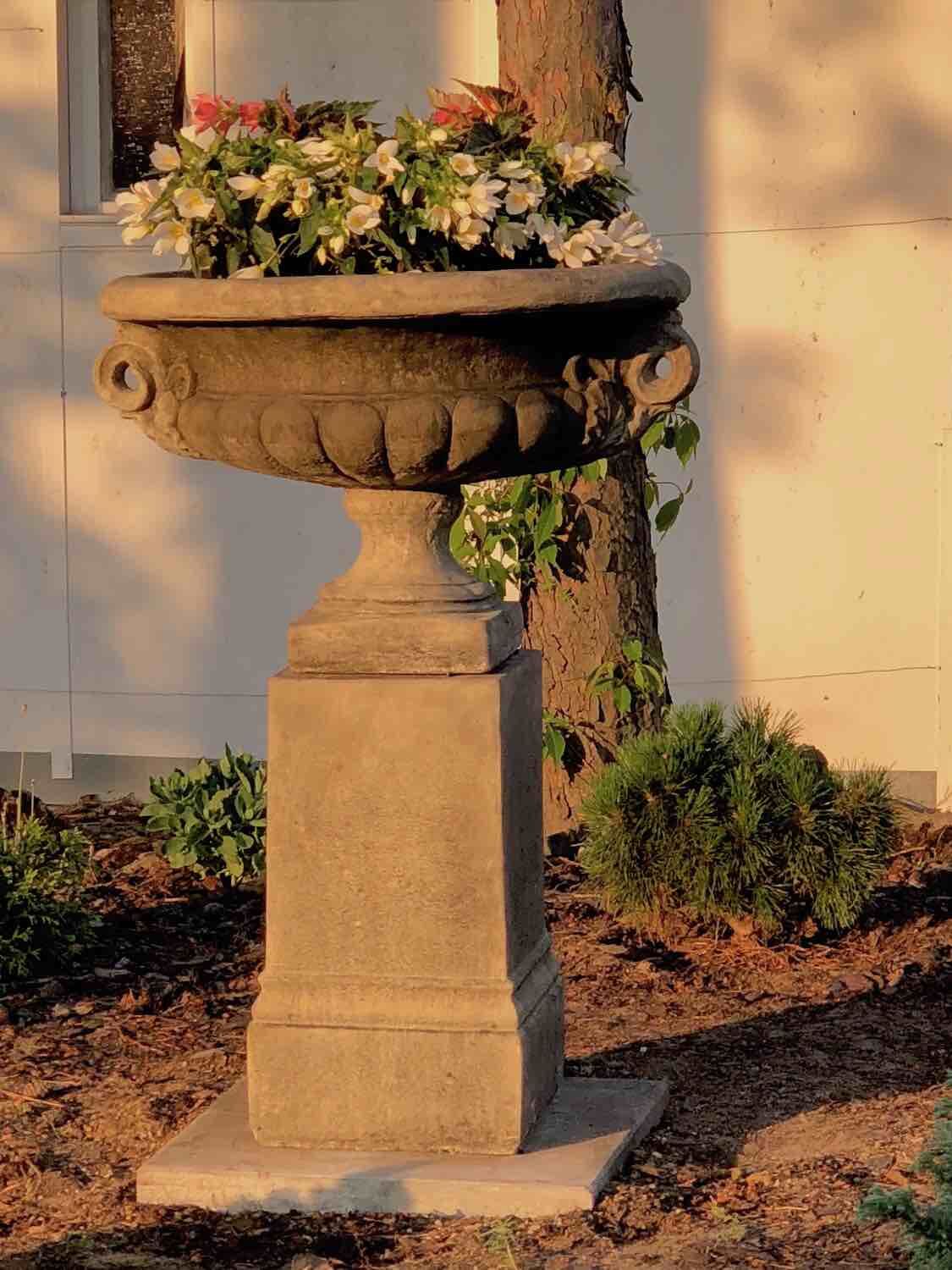 Rangsdorf bei Berlin: Steinvase EDWARD auf Podest HENRY. Getaucht in warmes Abendlicht. Rangsdorf bei Berlin: Steinvase EDWARD auf Podest HENRY. Getaucht in warmes Abendlicht.