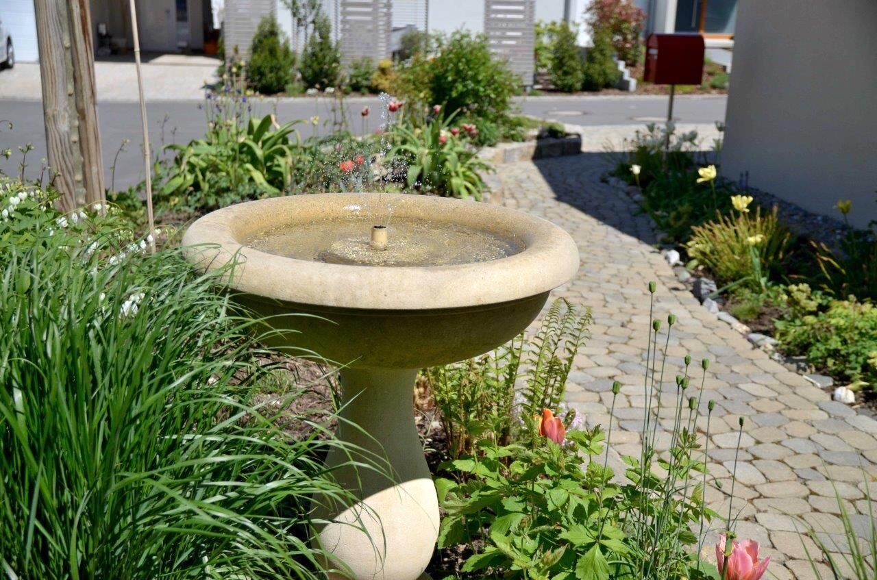 Bodensee: Steinschale auf Balusterpodest, Maßarbeit aus italienischem Kalkstein Bodensee: Steinschale auf Balusterpodest, Maßarbeit aus italienischem Kalkstein