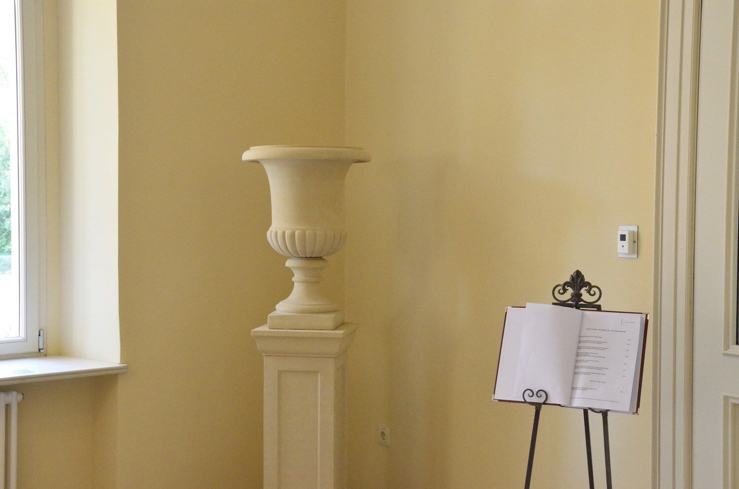 Schloss Ribbeck in Havelland: Steinvase v. RIBBECK, Podest 30, Sandsteinguss. Am Eingang zum Restaurant. Schloss Ribbeck in Havelland: Steinvase v. RIBBECK, Podest 30, Sandsteinguss. Am Eingang zum Restaurant.