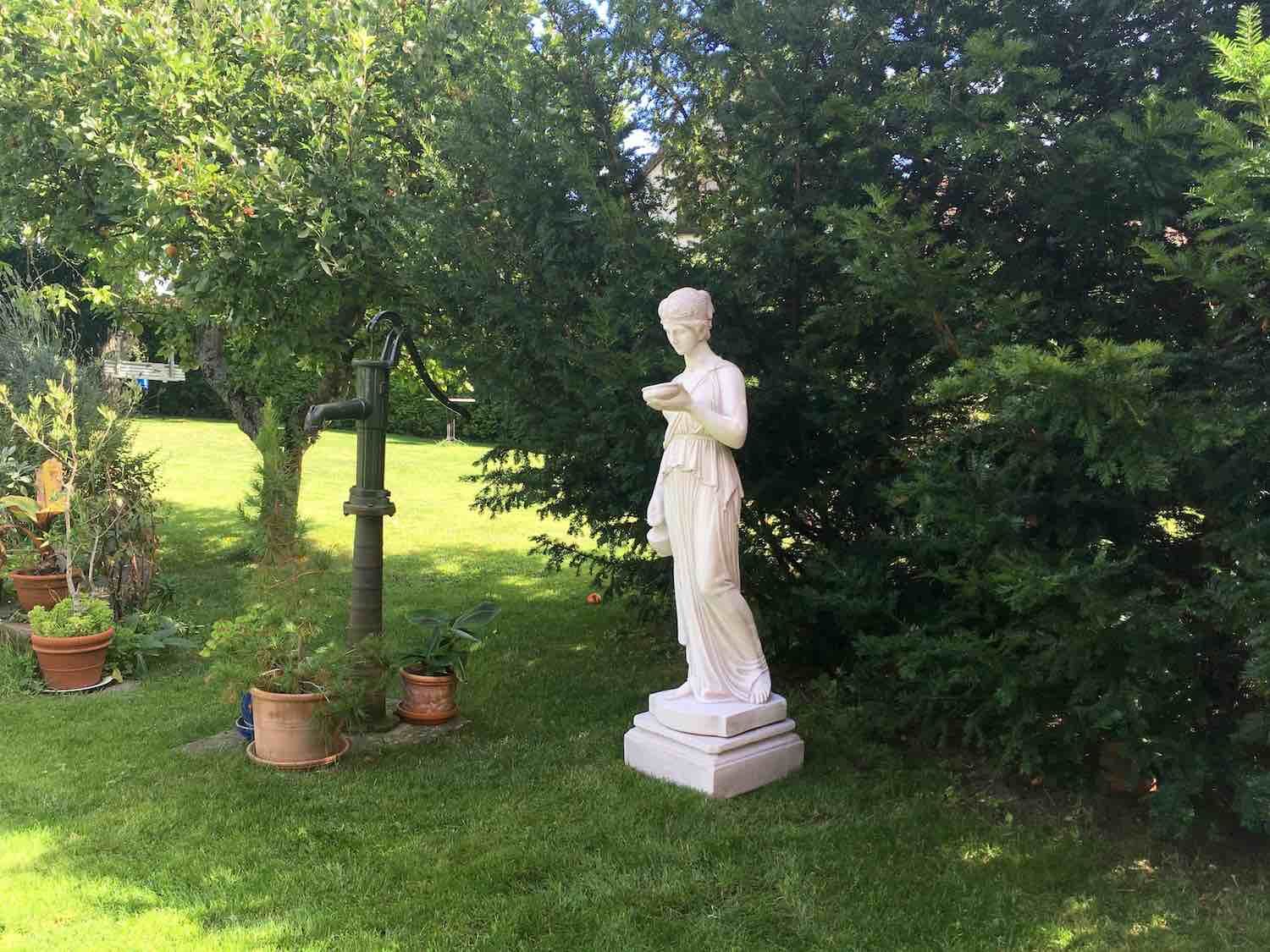 Falkensee bei Berlin: Steinfigur Göttin EBE Falkensee bei Berlin: Steinfigur Göttin EBE