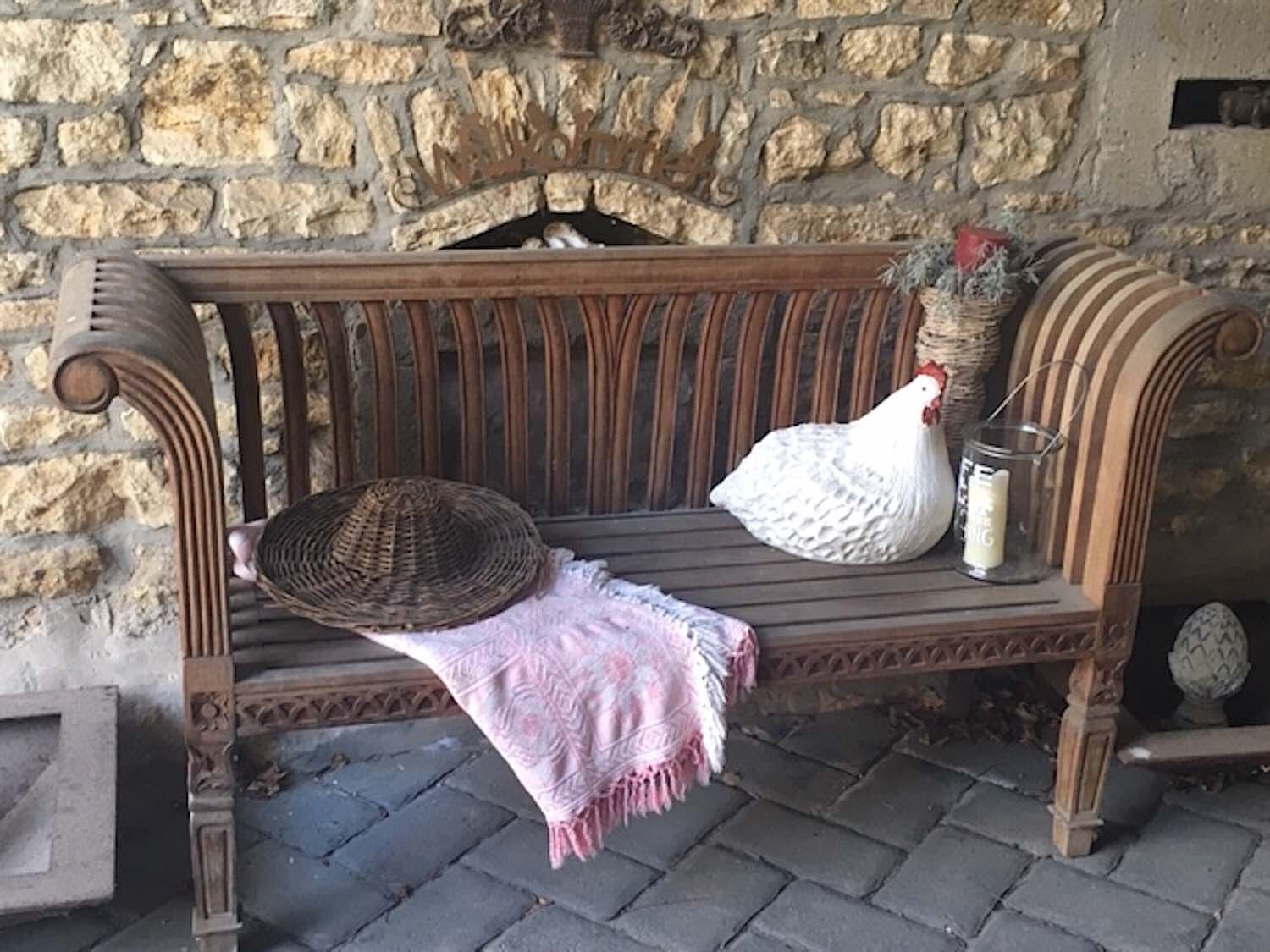 Rheinhessen/Alzey-Worms: Gemütliches Plätzchen für ein großes Deko-Huhn Rheinhessen/Alzey-Worms: Gemütliches Plätzchen für ein großes Deko-Huhn