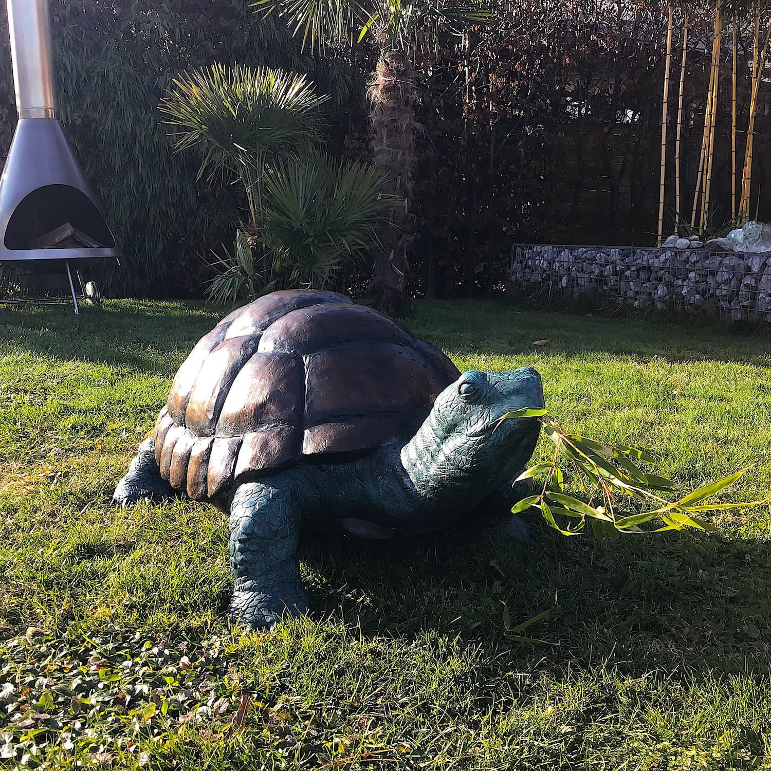 Hall in Tirol/Österreich: Bronzewasserspeier Schildkröte GALAPAGOS