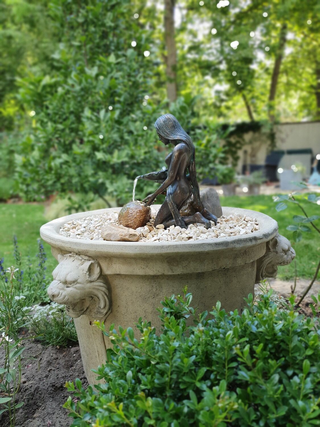 Potsdam: Bronzewasserspeier GWENDA, Steingefäß LEONIE RUGGENTI