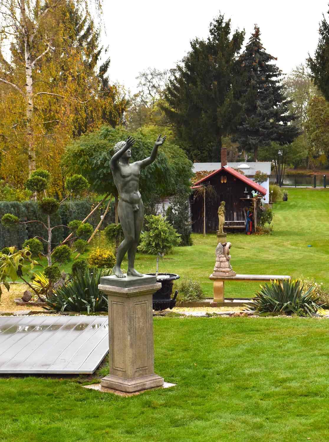 Schwielowsee: Bronzefigur BETENDER KNABE auf Steinpodest HERKULES 90-40.40 Schwielowsee: Bronzefigur BETENDER KNABE auf Steinpodest HERKULES 90-40.40