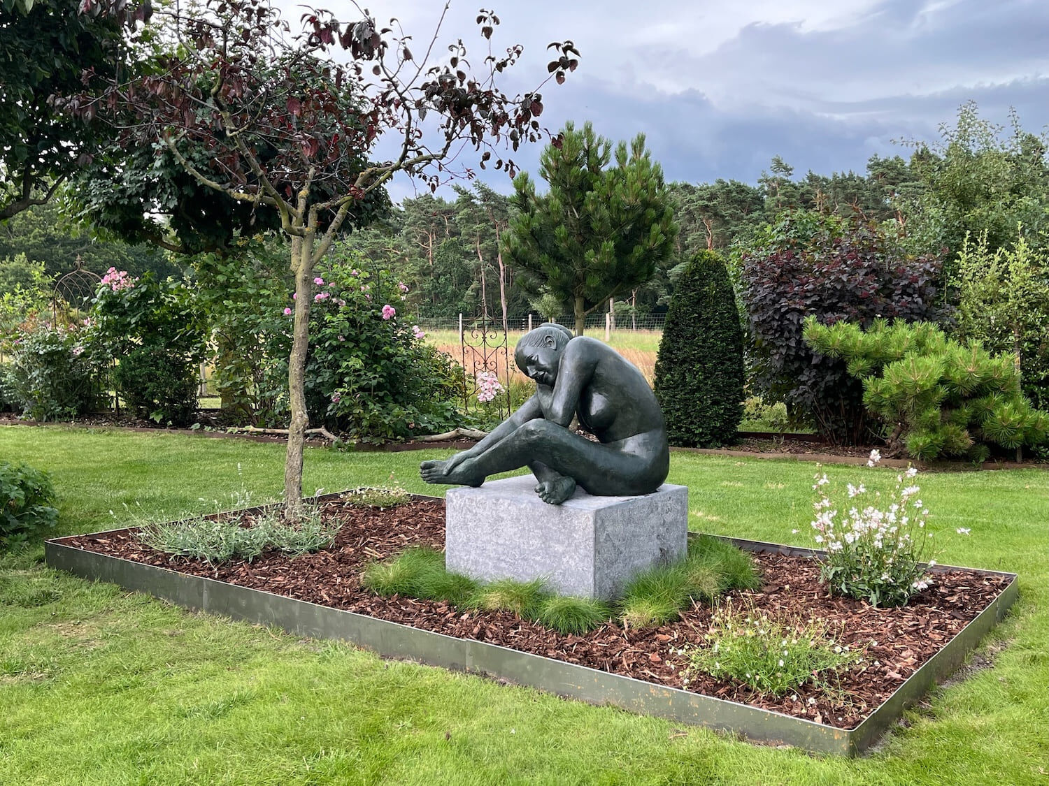 Ostseebad Prerow: Bronzeplastik EMILIA auf Steinpodest